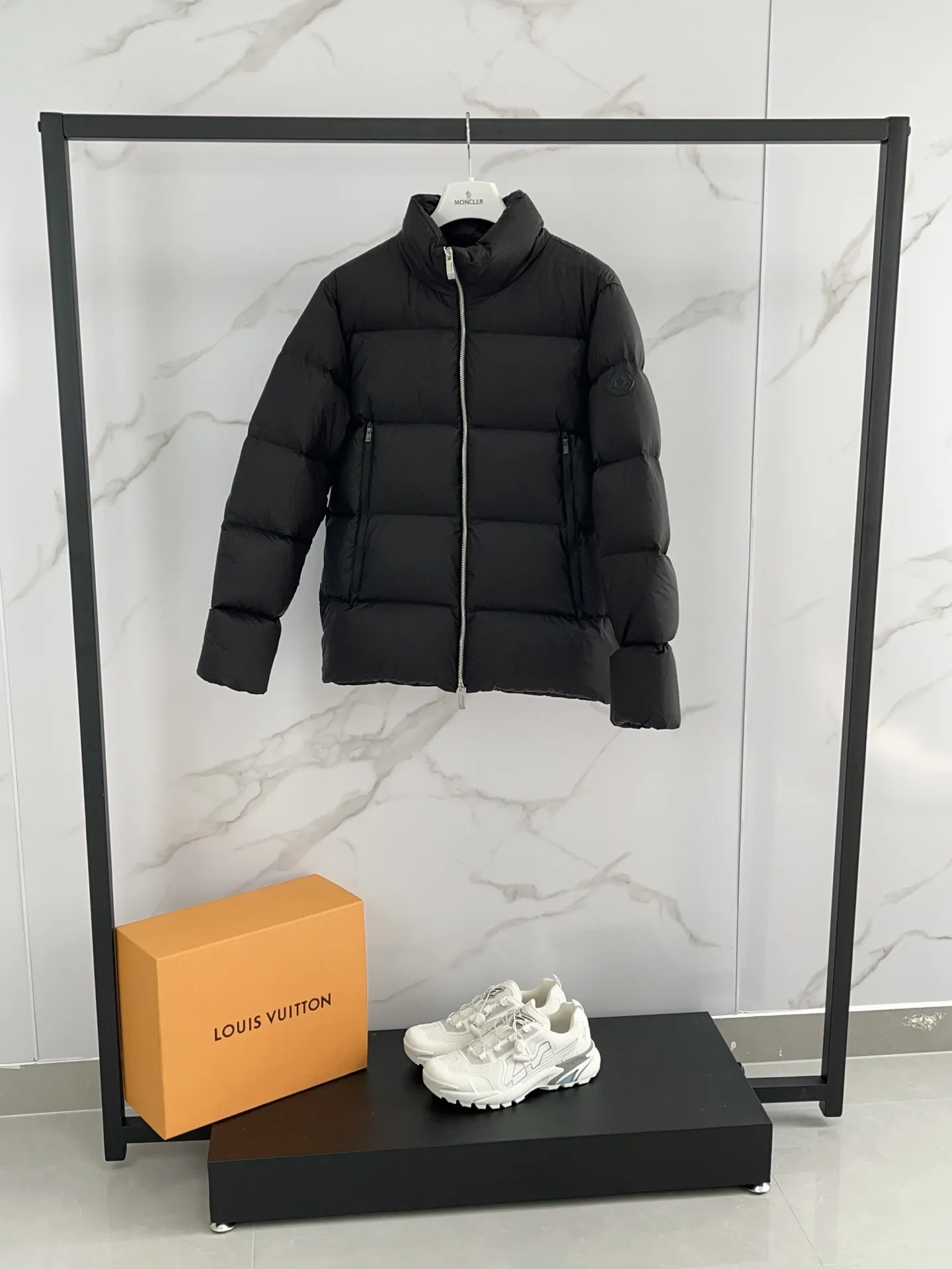 P1100 🆕❤️25 Moncler’s new Tarn men’s short down jacket Tarn down jacket cleverly combines the protection of functional fabrics with the comfort of natural fabrics. Short design made from soft nylon fabric that's lightweight and functional. Modern design with a loose fit and bold proportions. Size: 12345 Color: Black Light Beige Buy now👉