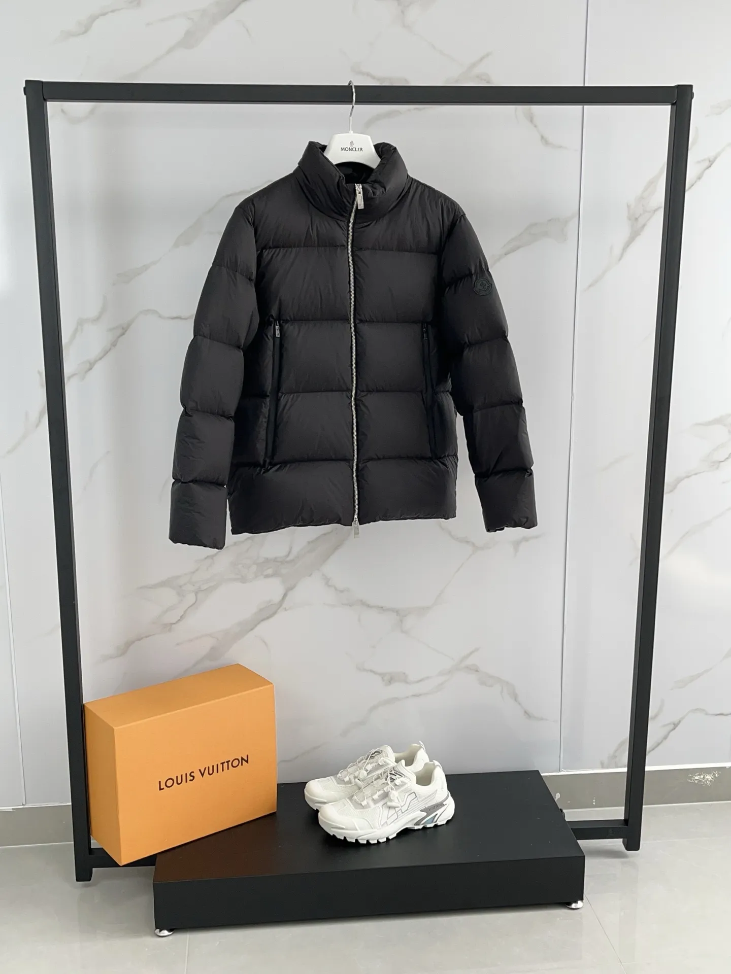 P1100 🆕❤️25 Moncler’s new Tarn men’s short down jacket Tarn down jacket cleverly combines the protection of functional fabrics with the comfort of natural fabrics. Short design made from soft nylon fabric that's lightweight and functional. Modern design with a loose fit and bold proportions. Size: 12345 Color: Black Light Beige Buy now👉