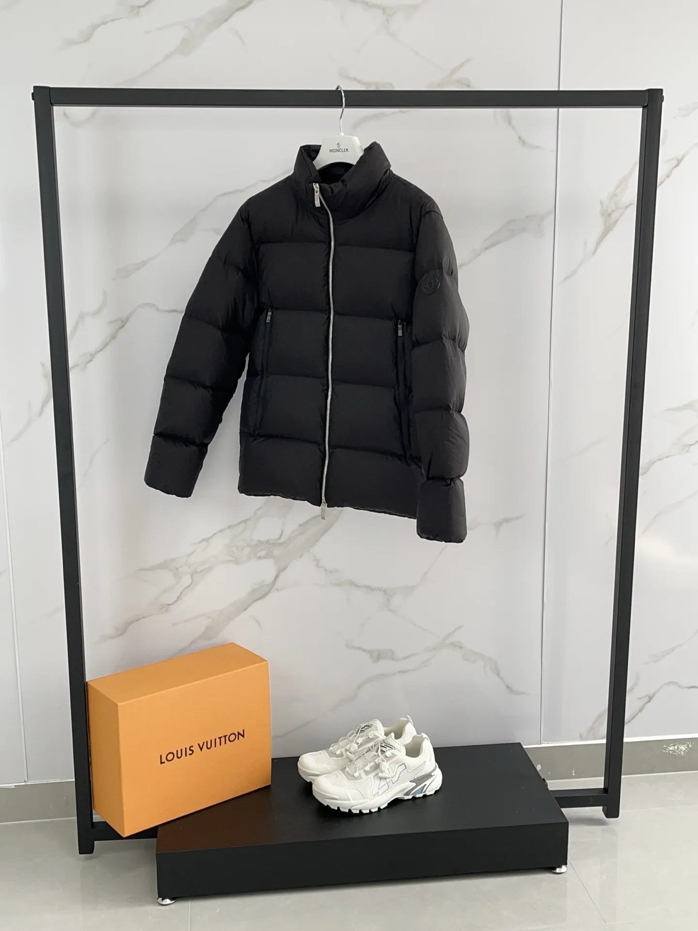 P1100 🆕❤️25 Moncler’s new Tarn men’s short down jacket Tarn down jacket cleverly combines the protection of functional fabrics with the comfort of natural fabrics. Short design made from soft nylon fabric that's lightweight and functional. Modern design with a loose fit and bold proportions. Size: 12345 Color: Black Light Beige Buy now👉