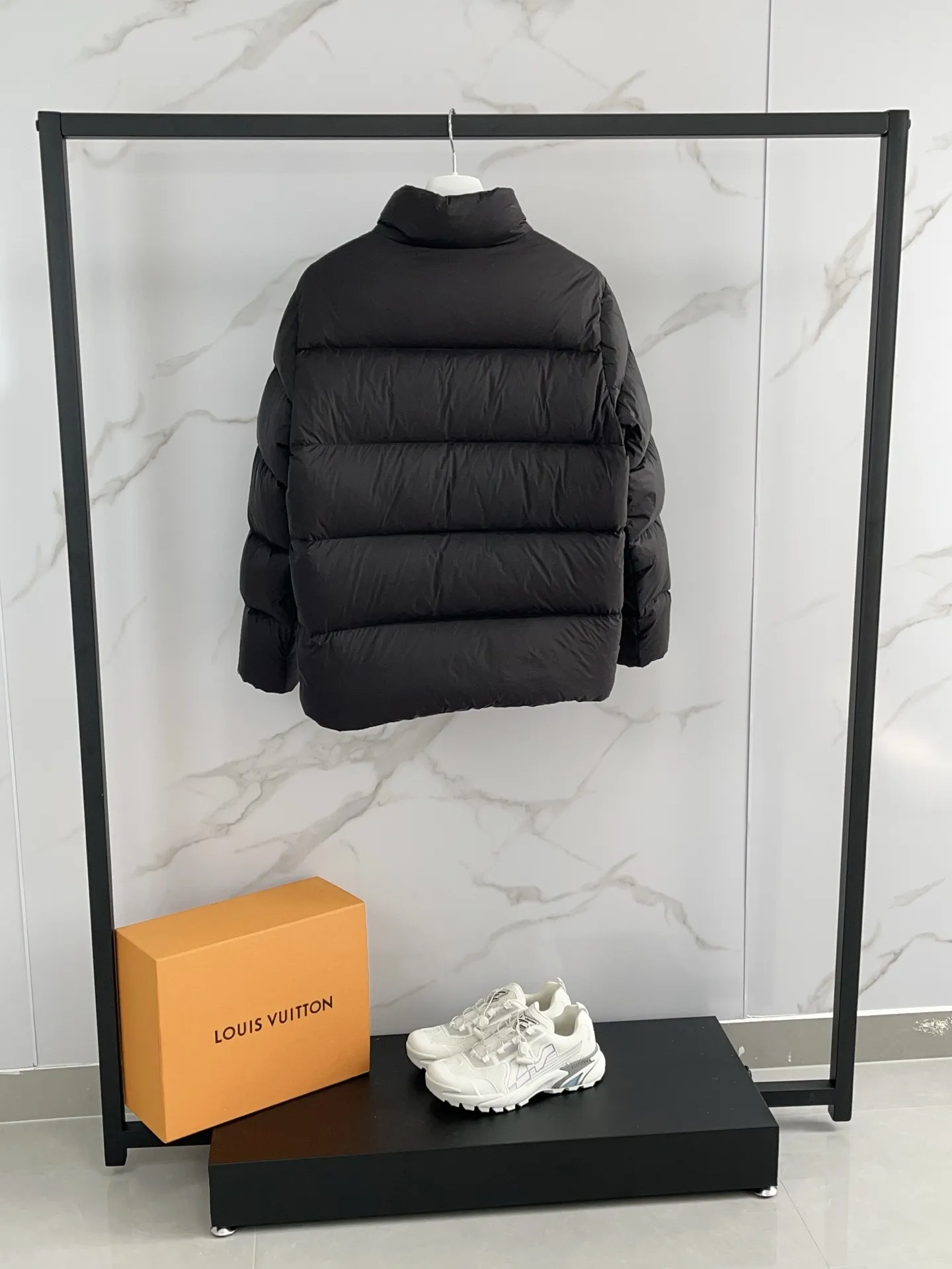 P1100 🆕❤️25 Moncler’s new Tarn men’s short down jacket Tarn down jacket cleverly combines the protection of functional fabrics with the comfort of natural fabrics. Short design made from soft nylon fabric that's lightweight and functional. Modern design with a loose fit and bold proportions. Size: 12345 Color: Black Light Beige Buy now👉