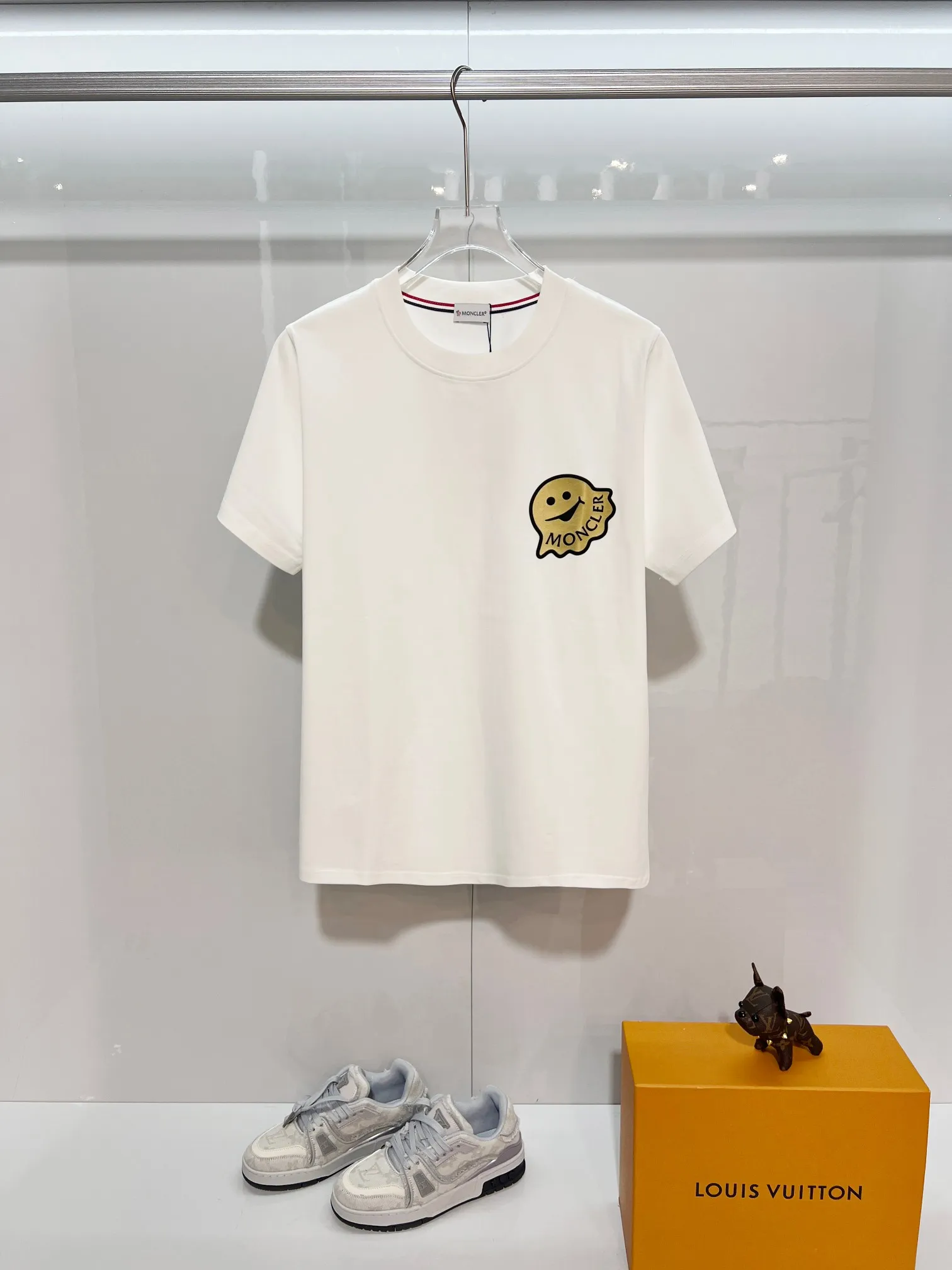 P150 MONCLER/muzzled 300g pure cotton round neck short-sleeved T-shirt. Brand classic. Three-dimensional monster offset letter LOGO embossing process. 2025ss official synchronization. High version. High quality. Fashionable personality. Versatile trend. Pure original quality. Original fabric. Tag. Collar label. Washed wheat. Three labels complete. Color: Black. White. Size: S M L XL XXL