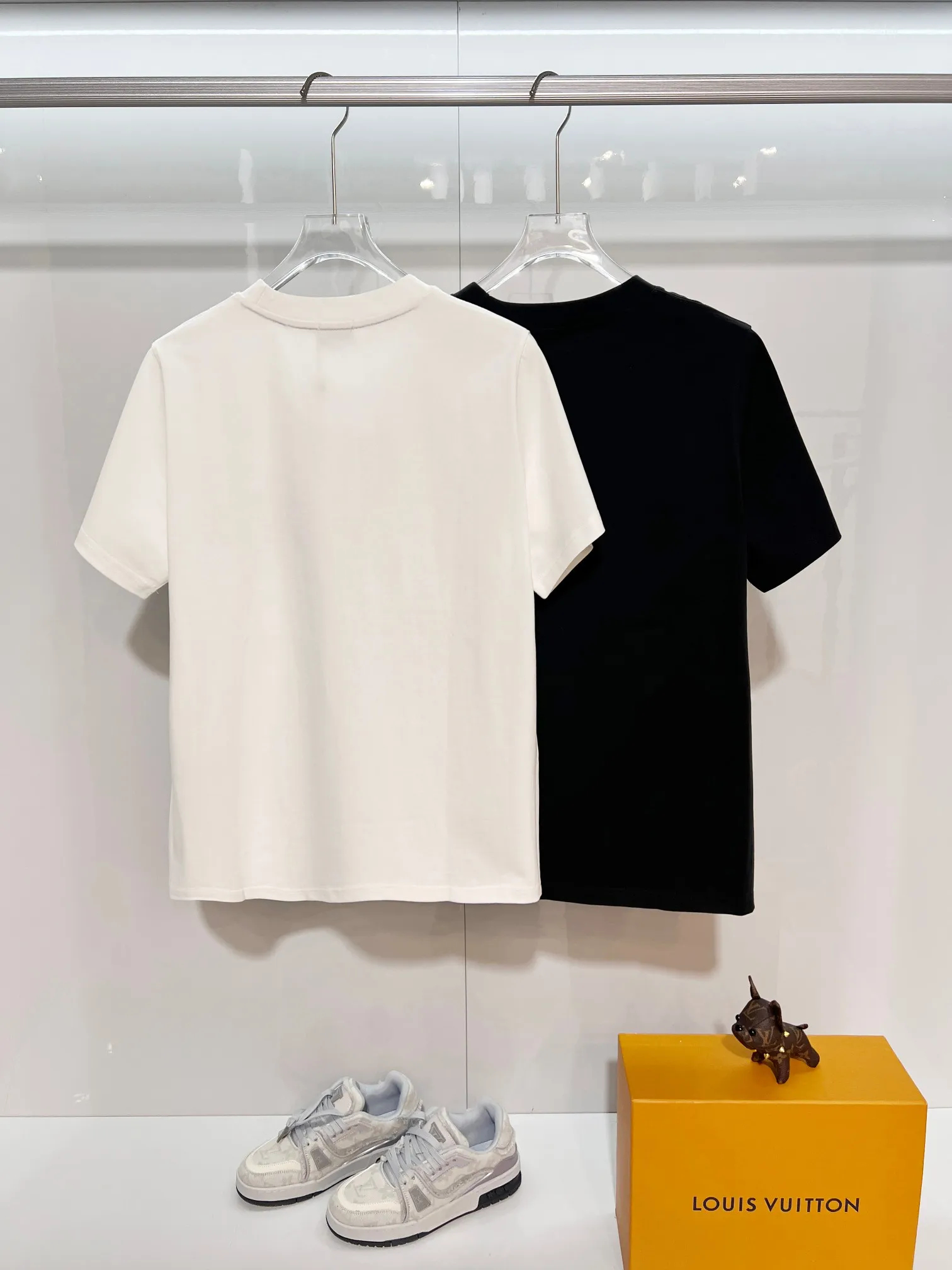 P150 MONCLER/muzzled 300g pure cotton round neck short-sleeved T-shirt. Brand classic. Three-dimensional monster offset letter LOGO embossing process. 2025ss official synchronization. High version. High quality. Fashionable personality. Versatile trend. Pure original quality. Original fabric. Tag. Collar label. Washed wheat. Three labels complete. Color: Black. White. Size: S M L XL XXL
