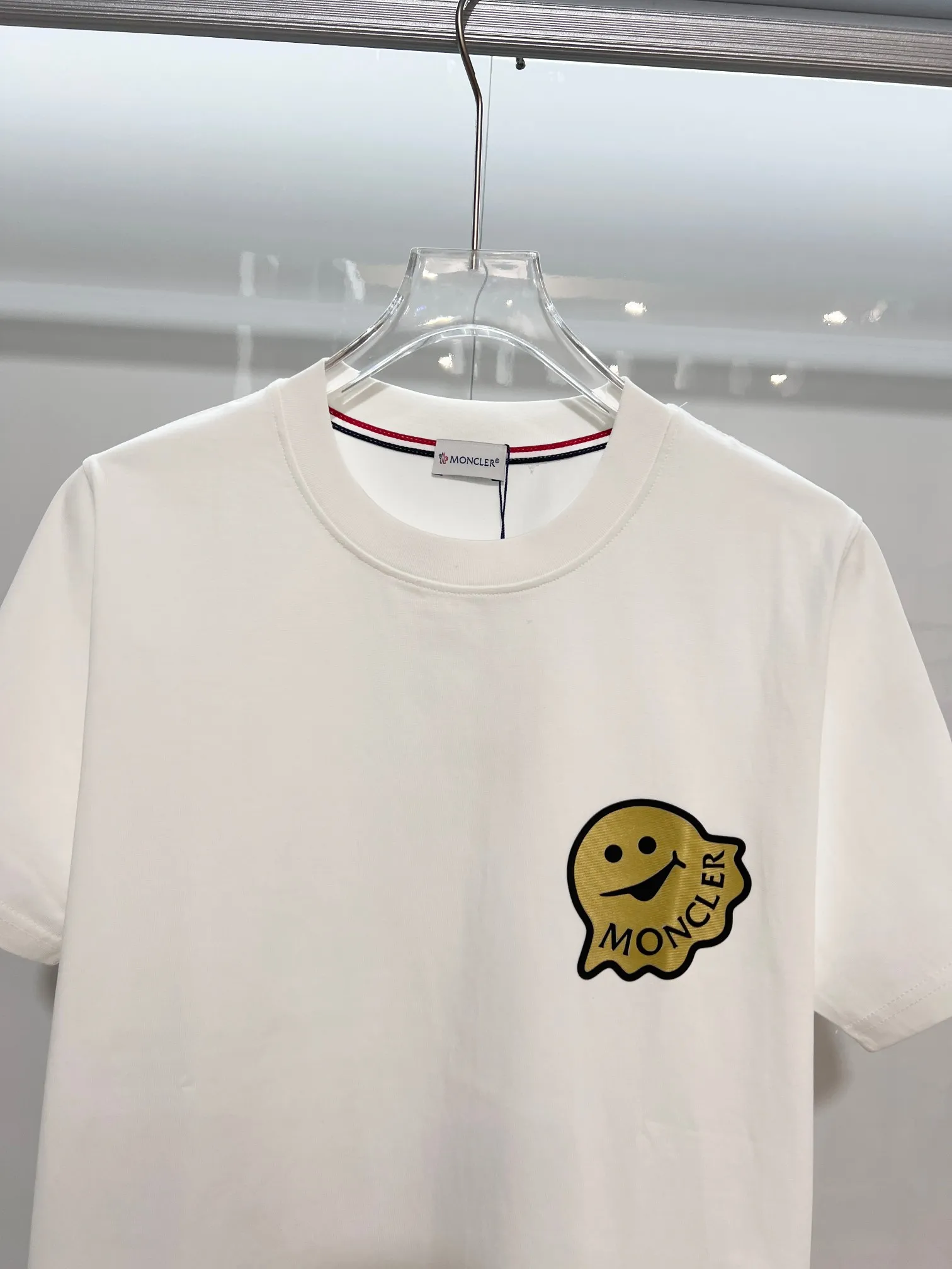 P150 MONCLER/muzzled 300g pure cotton round neck short-sleeved T-shirt. Brand classic. Three-dimensional monster offset letter LOGO embossing process. 2025ss official synchronization. High version. High quality. Fashionable personality. Versatile trend. Pure original quality. Original fabric. Tag. Collar label. Washed wheat. Three labels complete. Color: Black. White. Size: S M L XL XXL