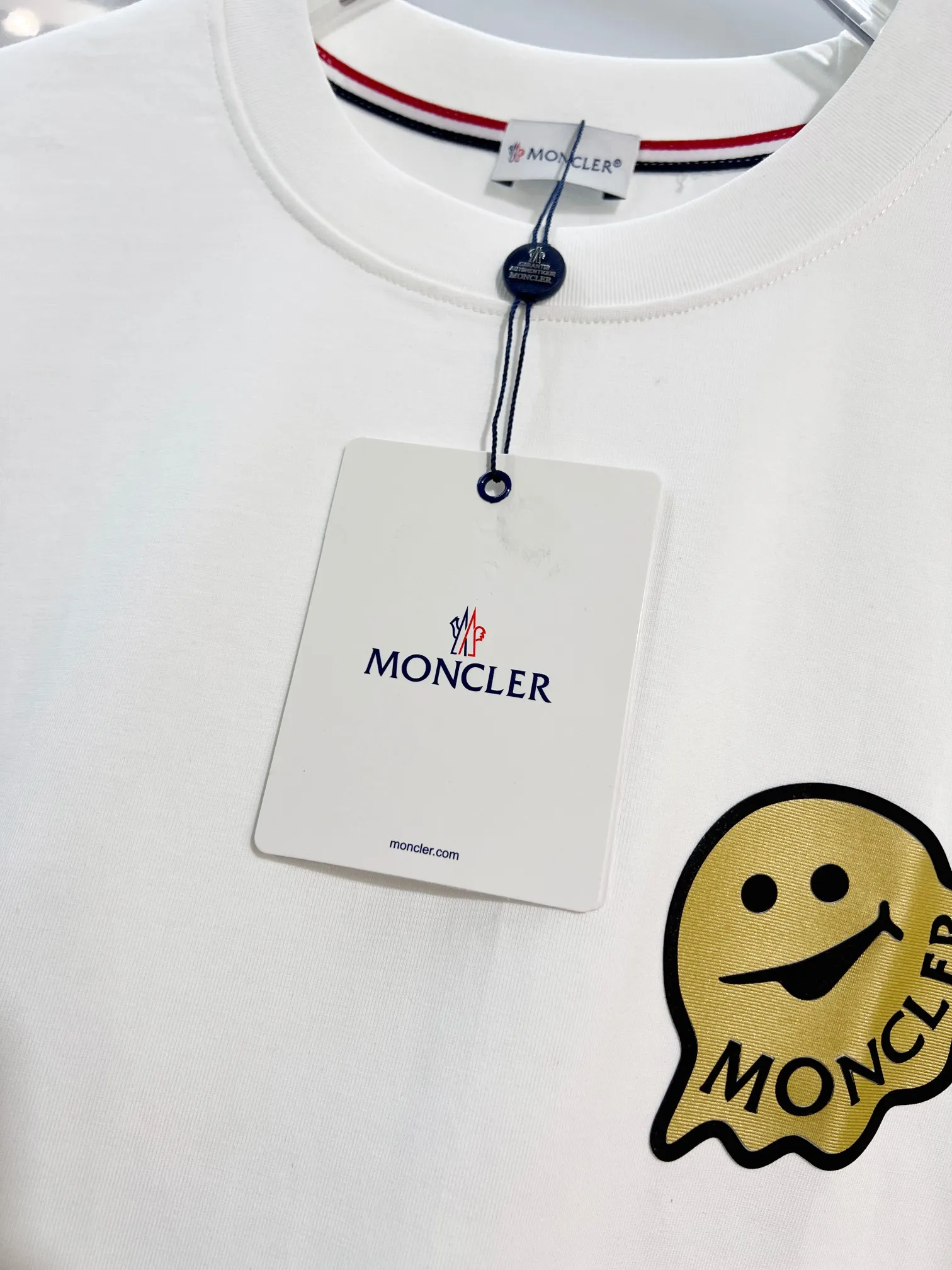 P150 MONCLER/muzzled 300g pure cotton round neck short-sleeved T-shirt. Brand classic. Three-dimensional monster offset letter LOGO embossing process. 2025ss official synchronization. High version. High quality. Fashionable personality. Versatile trend. Pure original quality. Original fabric. Tag. Collar label. Washed wheat. Three labels complete. Color: Black. White. Size: S M L XL XXL