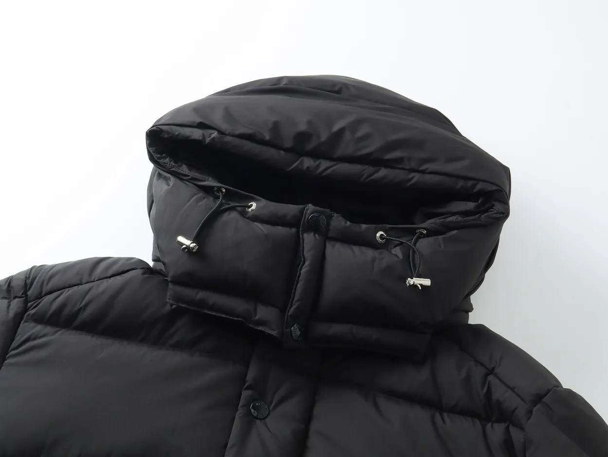 P800 top version] Detailed picture of large quantity of Moncler down jacket. It adopts a detachable hood design, button placket, and the overall style is fluffy and has good warmth retention. The brand's iconic badge on the sleeve arm is one of the identifying features. It has achieved a series of misunderstandings such as the original NFC inductive anti-counterfeiting chip, the national standard 95% pure white duck down, the exclusive use of top-grade down on the market, and never fake goose down. Perfect filling using direct velvet filling technology, the fluffy texture is very good. The lightness, warmth and cold protection ability are improved to the maximum. The original processing factory produces electroplated hardware, all customized by the original factory, and not all types of replicas on the market. Style number: 5606# Color: black Code number: 1.2.3.4.5