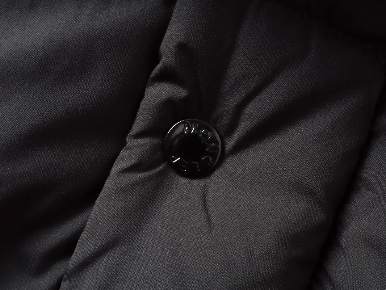 P800 top version] Detailed picture of large quantity of Moncler down jacket. It adopts a detachable hood design, button placket, and the overall style is fluffy and has good warmth retention. The brand's iconic badge on the sleeve arm is one of the identifying features. It has achieved a series of misunderstandings such as the original NFC inductive anti-counterfeiting chip, the national standard 95% pure white duck down, the exclusive use of top-grade down on the market, and never fake goose down. Perfect filling using direct velvet filling technology, the fluffy texture is very good. The lightness, warmth and cold protection ability are improved to the maximum. The original processing factory produces electroplated hardware, all customized by the original factory, and not all types of replicas on the market. Style number: 5606# Color: black Code number: 1.2.3.4.5
