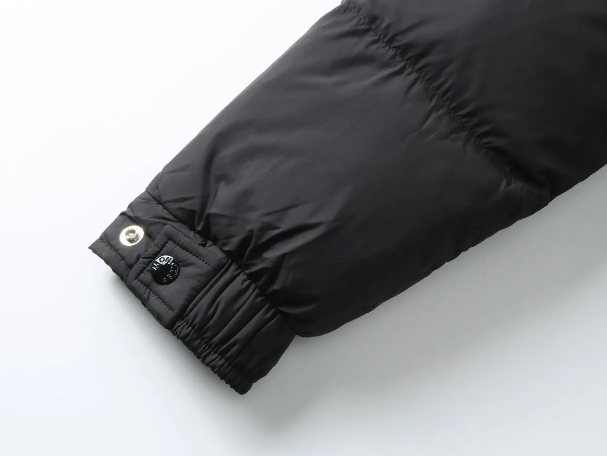 P800 top version] Detailed picture of large quantity of Moncler down jacket. It adopts a detachable hood design, button placket, and the overall style is fluffy and has good warmth retention. The brand's iconic badge on the sleeve arm is one of the identifying features. It has achieved a series of misunderstandings such as the original NFC inductive anti-counterfeiting chip, the national standard 95% pure white duck down, the exclusive use of top-grade down on the market, and never fake goose down. Perfect filling using direct velvet filling technology, the fluffy texture is very good. The lightness, warmth and cold protection ability are improved to the maximum. The original processing factory produces electroplated hardware, all customized by the original factory, and not all types of replicas on the market. Style number: 5606# Color: black Code number: 1.2.3.4.5