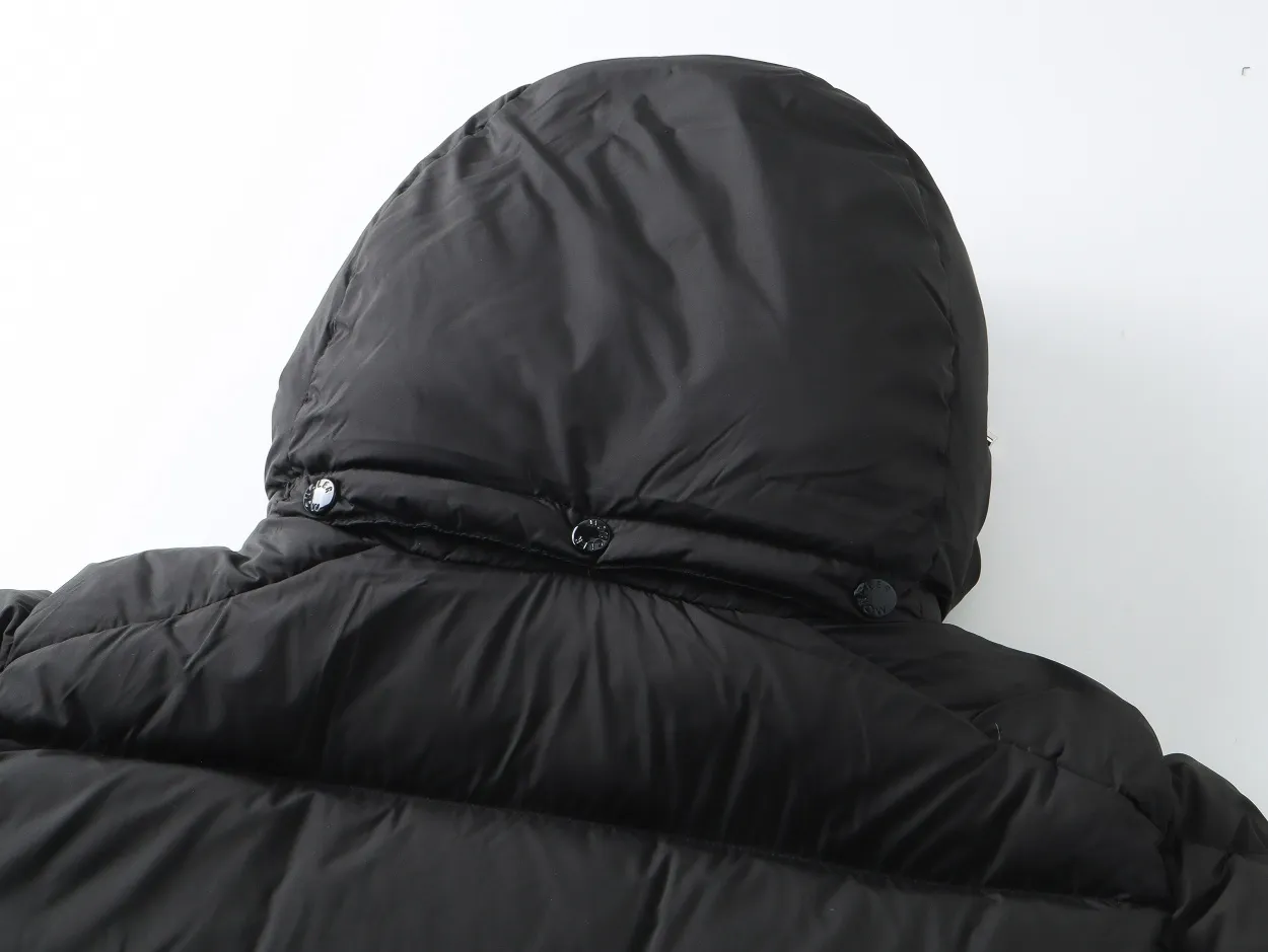 P800 top version] Detailed picture of large quantity of Moncler down jacket. It adopts a detachable hood design, button placket, and the overall style is fluffy and has good warmth retention. The brand's iconic badge on the sleeve arm is one of the identifying features. It has achieved a series of misunderstandings such as the original NFC inductive anti-counterfeiting chip, the national standard 95% pure white duck down, the exclusive use of top-grade down on the market, and never fake goose down. Perfect filling using direct velvet filling technology, the fluffy texture is very good. The lightness, warmth and cold protection ability are improved to the maximum. The original processing factory produces electroplated hardware, all customized by the original factory, and not all types of replicas on the market. Style number: 5606# Color: black Code number: 1.2.3.4.5