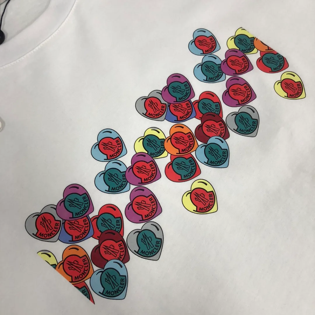 P160 🔥MONCLER The latest short-sleeved T-shirt for couples ~ Contrasting love heart print design ~ The fabric upper body is comfortable and breathable, not stiff, slim cut, made of high-end custom-made pure cotton fabric! The upper body is comfortable and stylish, and it can be worn alone as an inner layer. It is a must-have for fashionistas! ! ! Color: black white Size: S～XL (loose version, please state your height and weight when placing an order)