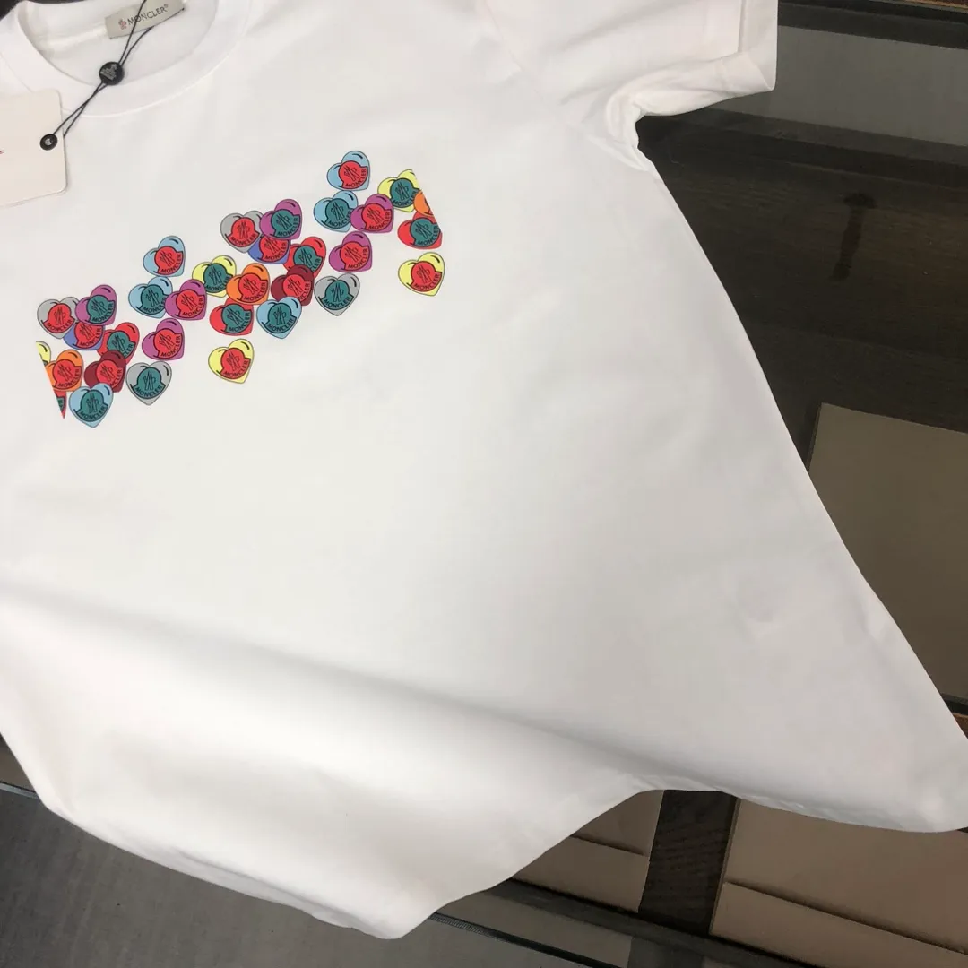 P160 🔥MONCLER The latest short-sleeved T-shirt for couples ~ Contrasting love heart print design ~ The fabric upper body is comfortable and breathable, not stiff, slim cut, made of high-end custom-made pure cotton fabric! The upper body is comfortable and stylish, and it can be worn alone as an inner layer. It is a must-have for fashionistas! ! ! Color: black white Size: S～XL (loose version, please state your height and weight when placing an order)