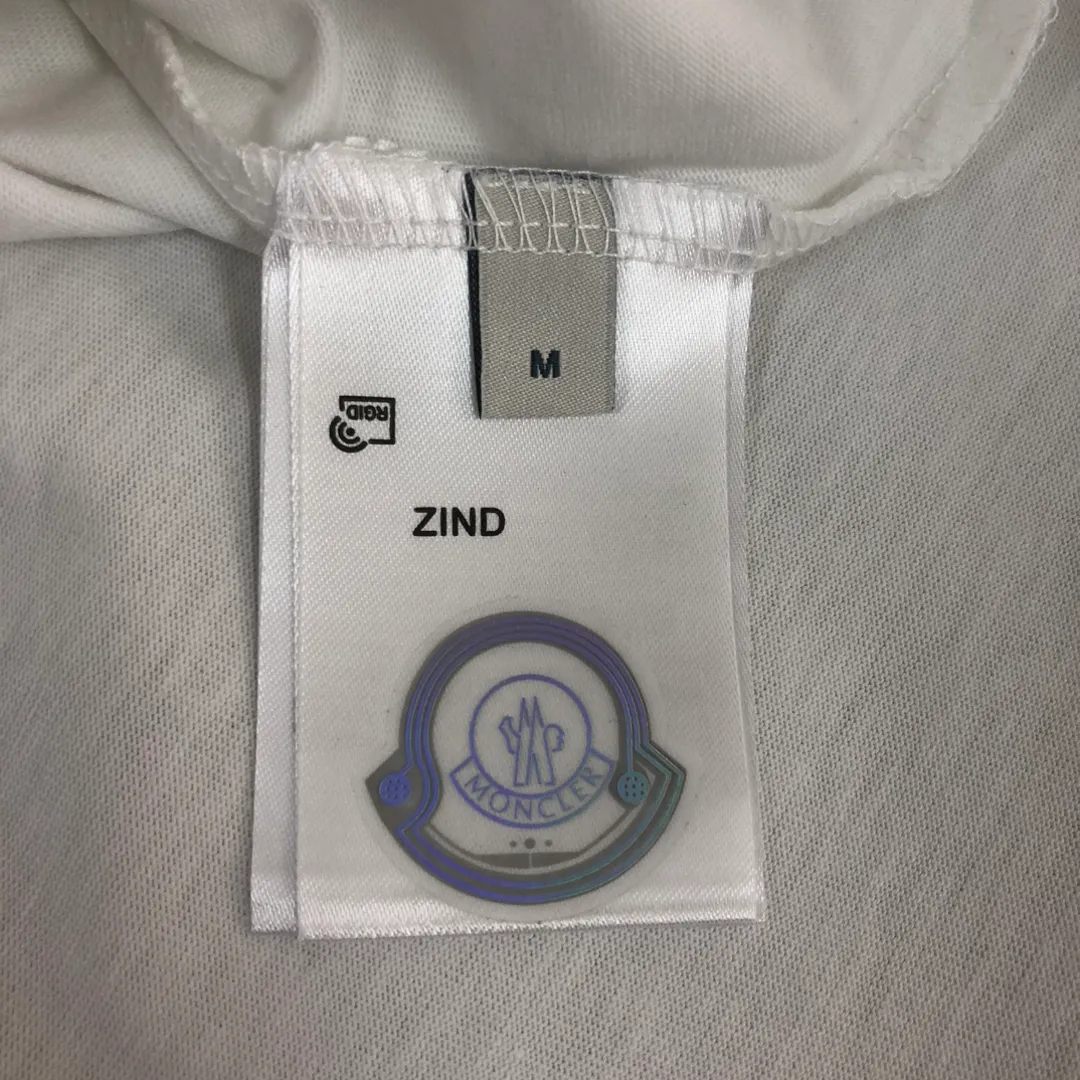 P160 🔥MONCLER The latest short-sleeved T-shirt for couples ~ Contrasting love heart print design ~ The fabric upper body is comfortable and breathable, not stiff, slim cut, made of high-end custom-made pure cotton fabric! The upper body is comfortable and stylish, and it can be worn alone as an inner layer. It is a must-have for fashionistas! ! ! Color: black white Size: S～XL (loose version, please state your height and weight when placing an order)