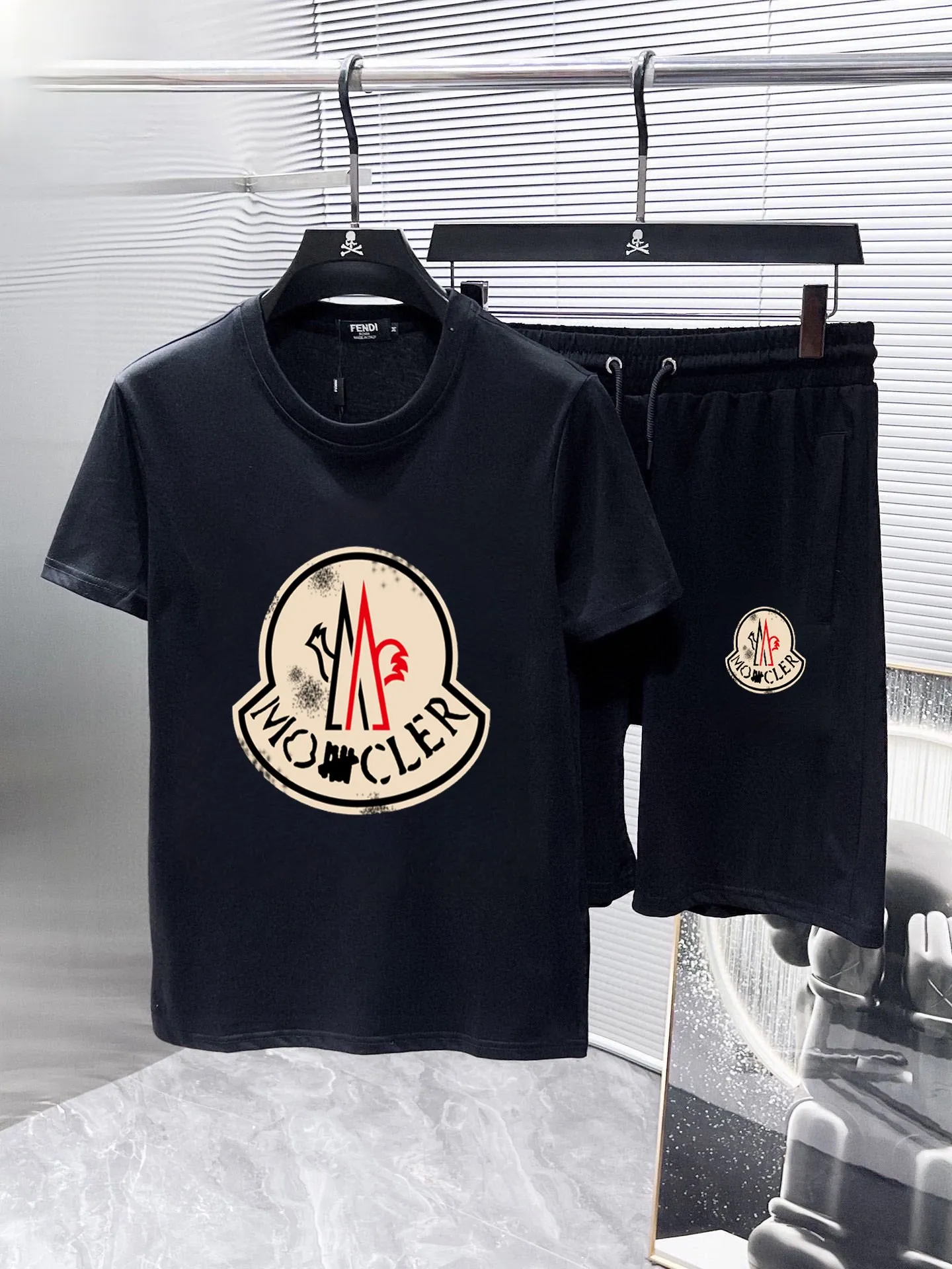 P290 Brand [MONCLER] 2025 new men’s short-sleeved shorts suit! Synchronous sales on the official website! High-end version on the market! It feels delicate and soft! Make you more comfortable to wear! The draped silhouette is awesome! Size: M-5XL (please state your height and weight when placing an order)