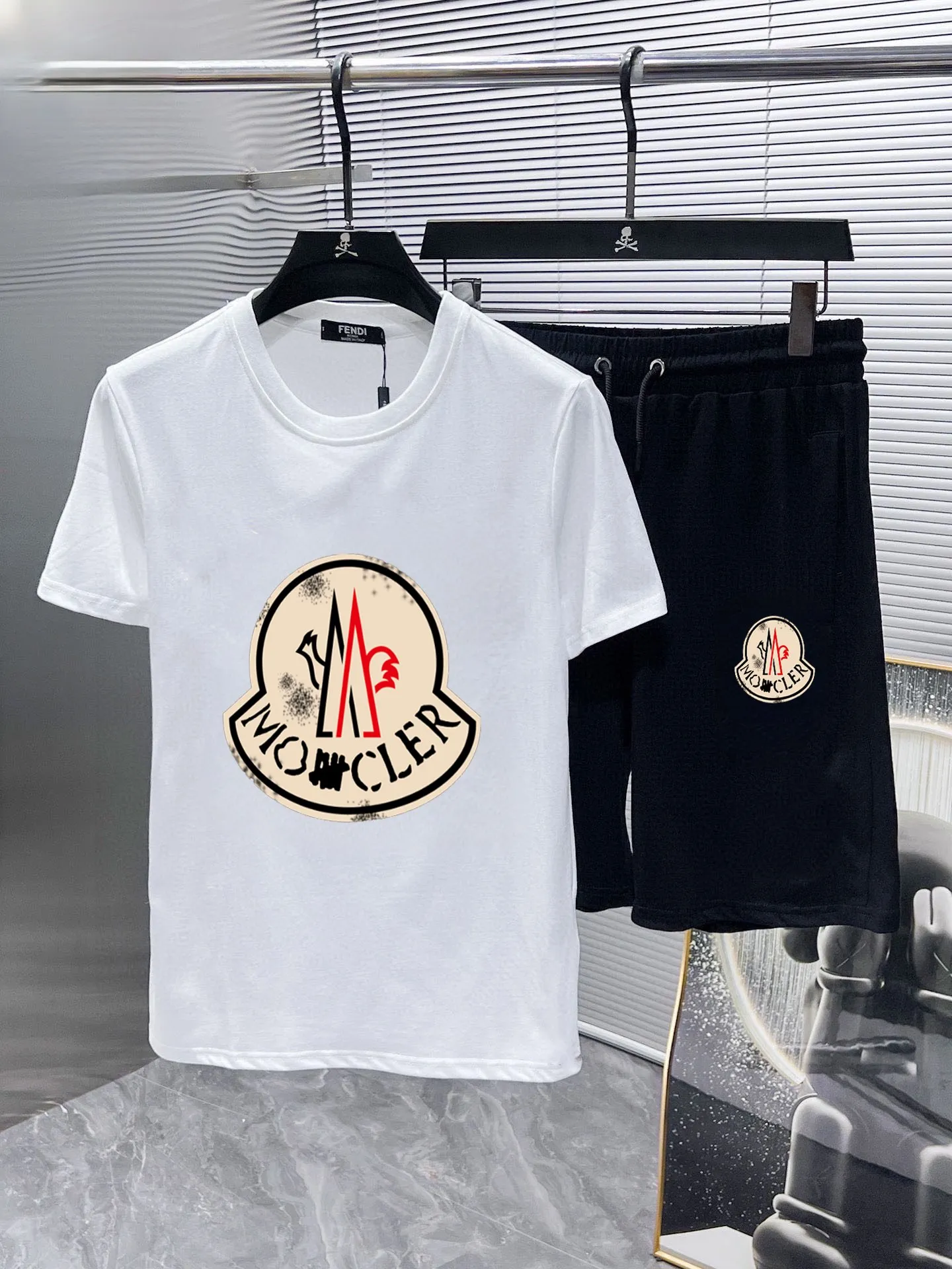 P290 Brand [MONCLER] 2025 new men’s short-sleeved shorts suit! Synchronous sales on the official website! High-end version on the market! It feels delicate and soft! Make you more comfortable to wear! The draped silhouette is awesome! Size: M-5XL (please state your height and weight when placing an order)