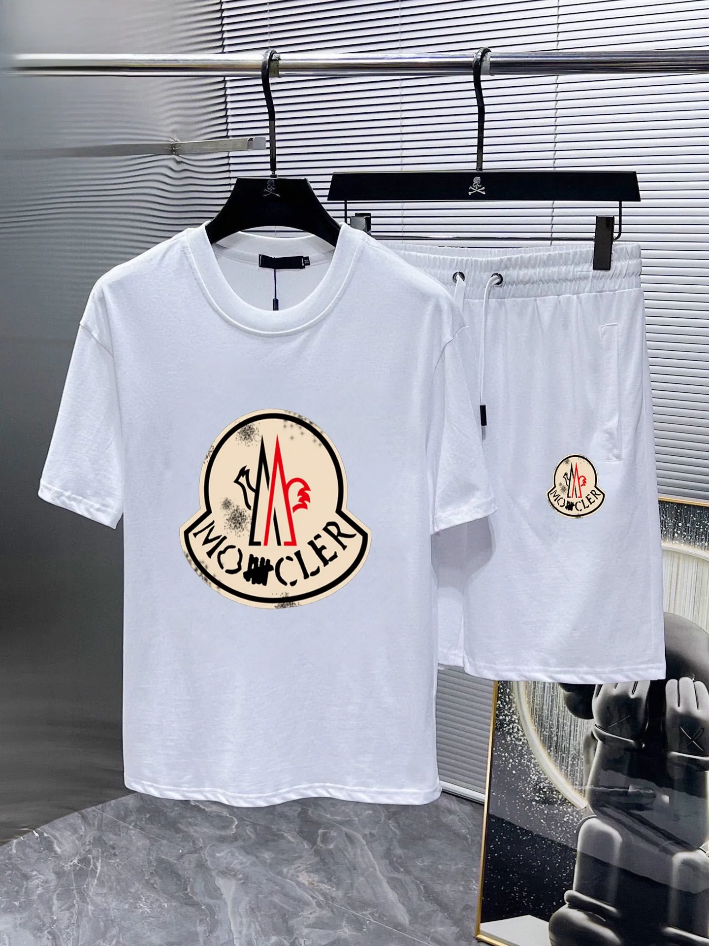 P290 Brand [MONCLER] 2025 new men’s short-sleeved shorts suit! Synchronous sales on the official website! High-end version on the market! It feels delicate and soft! Make you more comfortable to wear! The draped silhouette is awesome! Size: M-5XL (please state your height and weight when placing an order)
