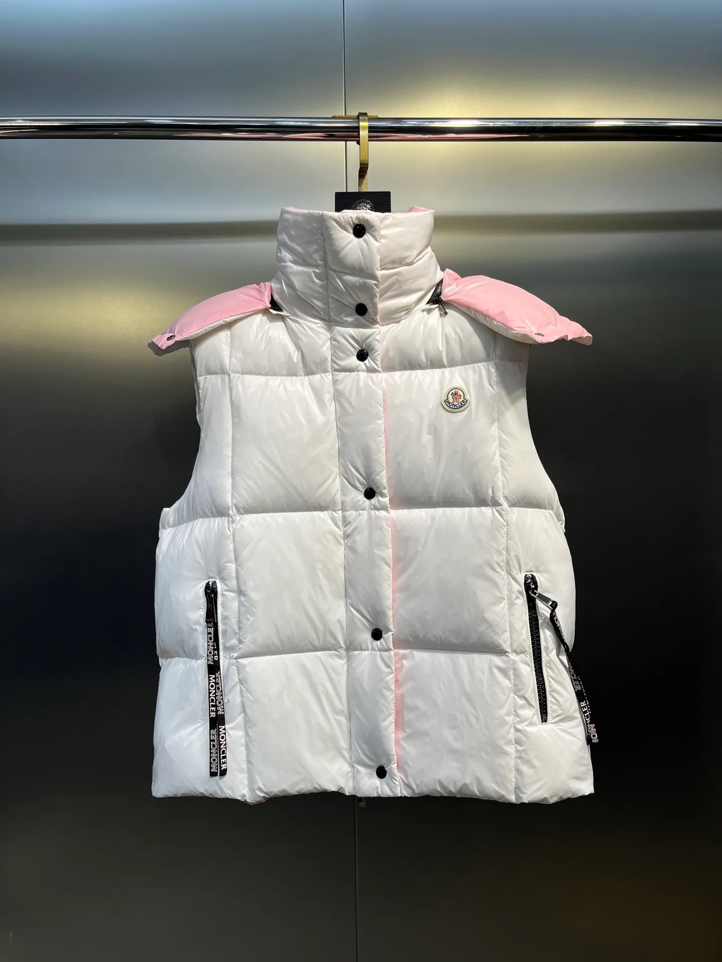 P600 moncler🌟New contrasting color hooded women's version of down jacket Parana thickened goose down bread jacket, the most valued style. Another evergreen model, a big hit. New color this year, milky white, pink lining 👍🏻 90% goose down filling ensures the fluffiness and warmth of the down jacket. Custom zipper webbing, molded custom zipper. The contrasting color lining makes the whole outfit refreshing, and Yuhuang deserves it. A must-have style, out of stock, highly recommended.  size: 0123