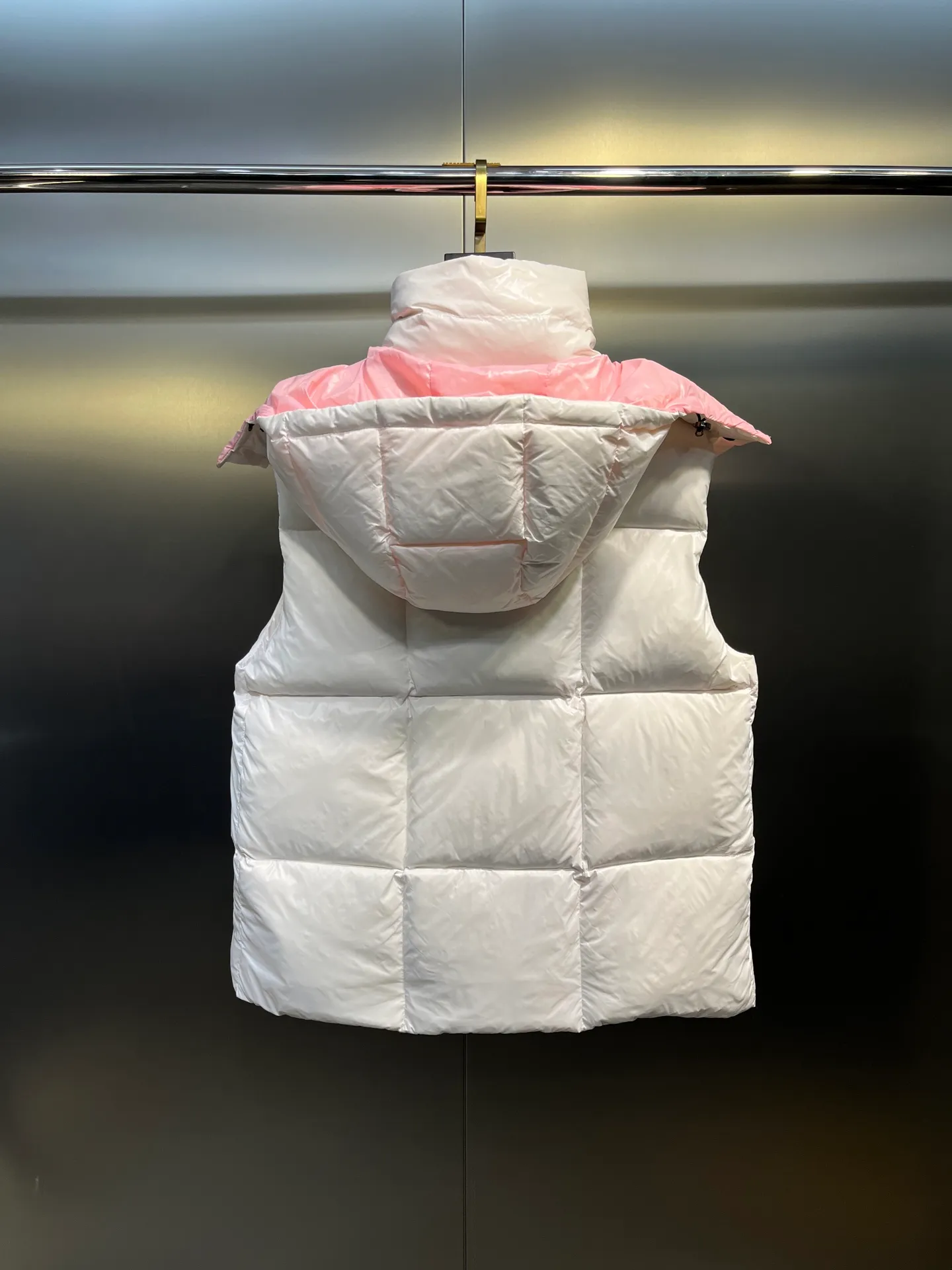 P600 moncler🌟New contrasting color hooded women's version of down jacket Parana thickened goose down bread jacket, the most valued style. Another evergreen model, a big hit. New color this year, milky white, pink lining 👍🏻 90% goose down filling ensures the fluffiness and warmth of the down jacket. Custom zipper webbing, molded custom zipper. The contrasting color lining makes the whole outfit refreshing, and Yuhuang deserves it. A must-have style, out of stock, highly recommended.  size: 0123