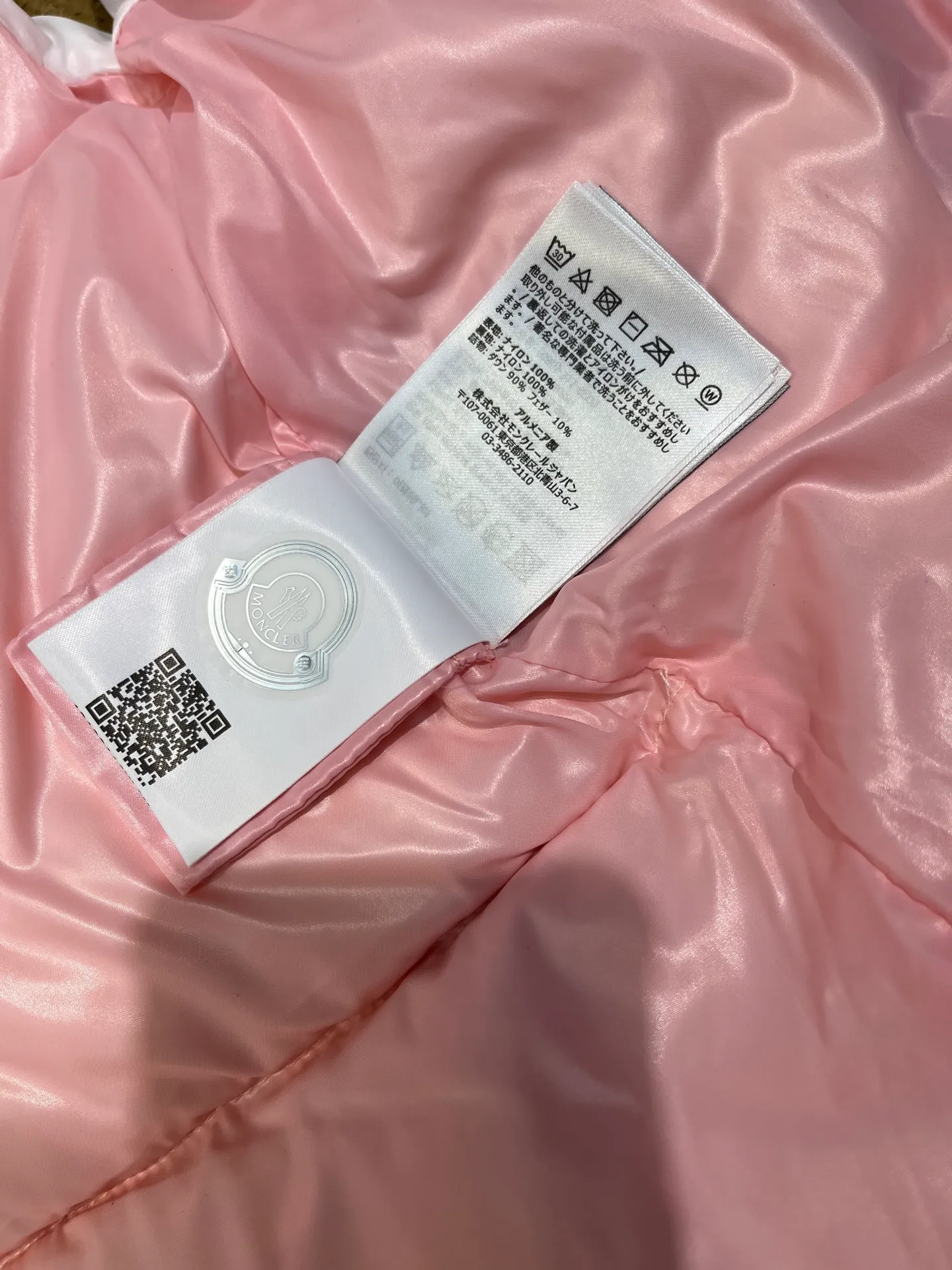 P600 moncler🌟New contrasting color hooded women's version of down jacket Parana thickened goose down bread jacket, the most valued style. Another evergreen model, a big hit. New color this year, milky white, pink lining 👍🏻 90% goose down filling ensures the fluffiness and warmth of the down jacket. Custom zipper webbing, molded custom zipper. The contrasting color lining makes the whole outfit refreshing, and Yuhuang deserves it. A must-have style, out of stock, highly recommended.  size: 0123