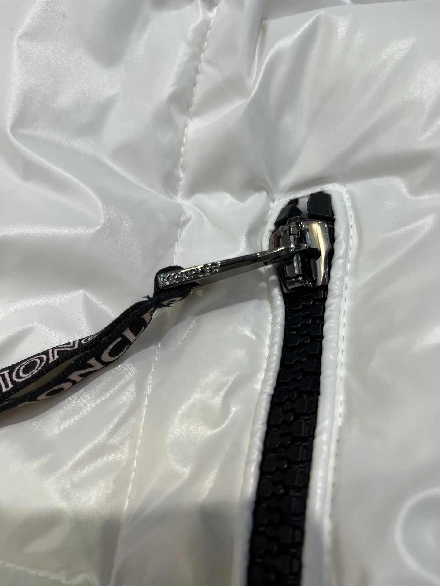P600 moncler🌟New contrasting color hooded women's version of down jacket Parana thickened goose down bread jacket, the most valued style. Another evergreen model, a big hit. New color this year, milky white, pink lining 👍🏻 90% goose down filling ensures the fluffiness and warmth of the down jacket. Custom zipper webbing, molded custom zipper. The contrasting color lining makes the whole outfit refreshing, and Yuhuang deserves it. A must-have style, out of stock, highly recommended.  size: 0123