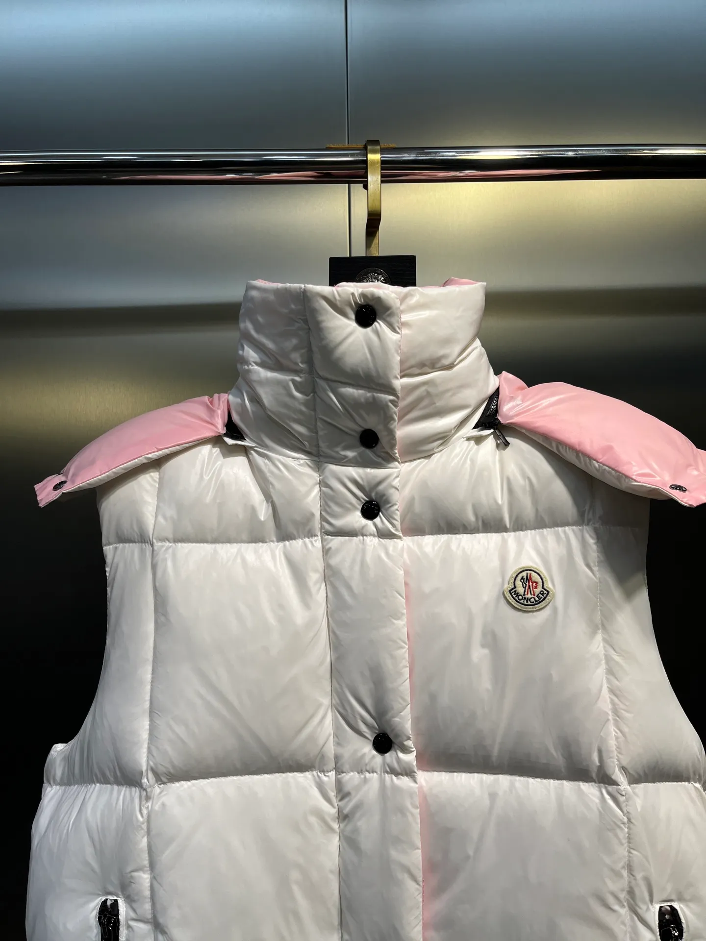 P600 moncler🌟New contrasting color hooded women's version of down jacket Parana thickened goose down bread jacket, the most valued style. Another evergreen model, a big hit. New color this year, milky white, pink lining 👍🏻 90% goose down filling ensures the fluffiness and warmth of the down jacket. Custom zipper webbing, molded custom zipper. The contrasting color lining makes the whole outfit refreshing, and Yuhuang deserves it. A must-have style, out of stock, highly recommended.  size: 0123