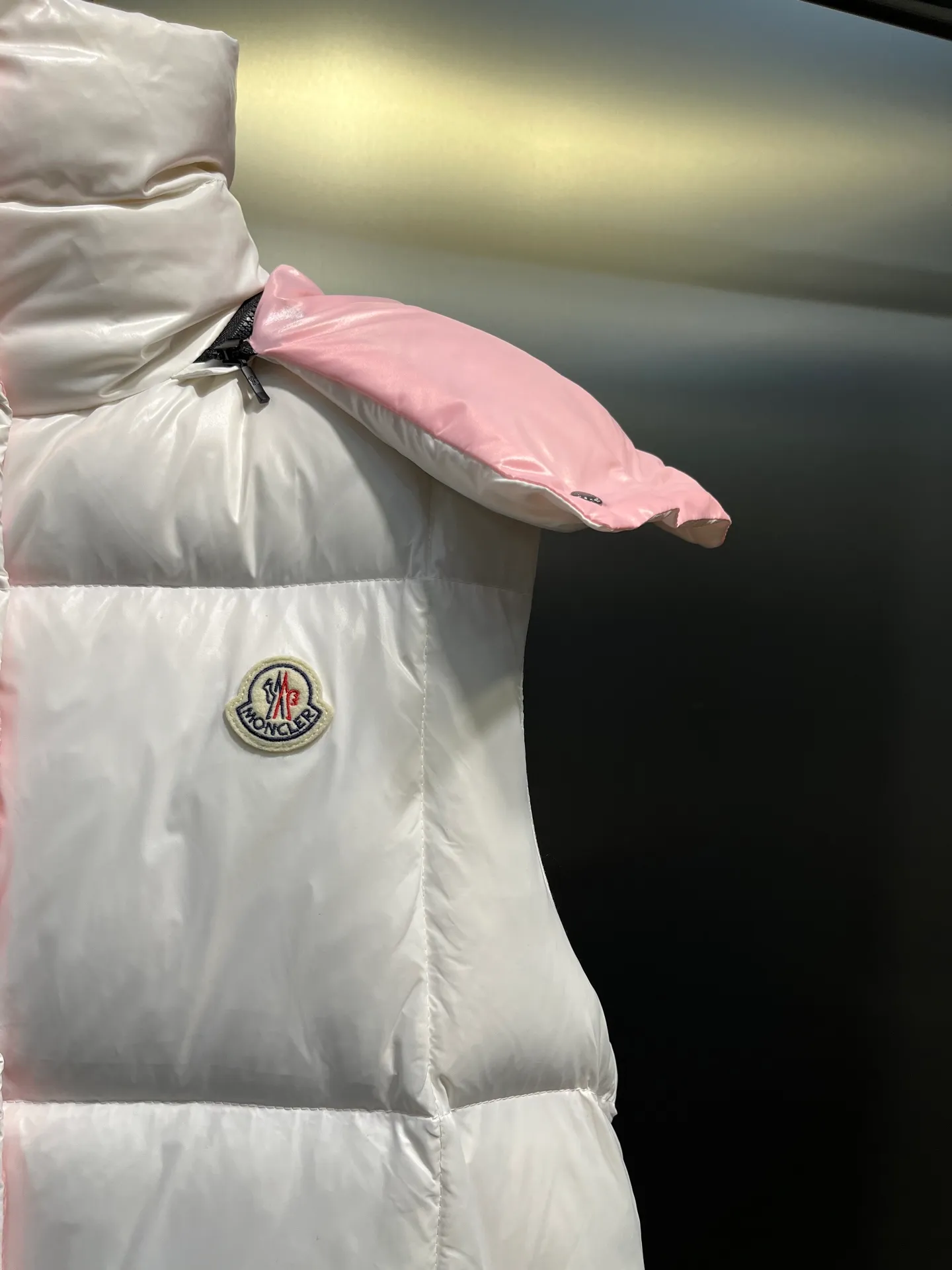 P600 moncler🌟New contrasting color hooded women's version of down jacket Parana thickened goose down bread jacket, the most valued style. Another evergreen model, a big hit. New color this year, milky white, pink lining 👍🏻 90% goose down filling ensures the fluffiness and warmth of the down jacket. Custom zipper webbing, molded custom zipper. The contrasting color lining makes the whole outfit refreshing, and Yuhuang deserves it. A must-have style, out of stock, highly recommended.  size: 0123