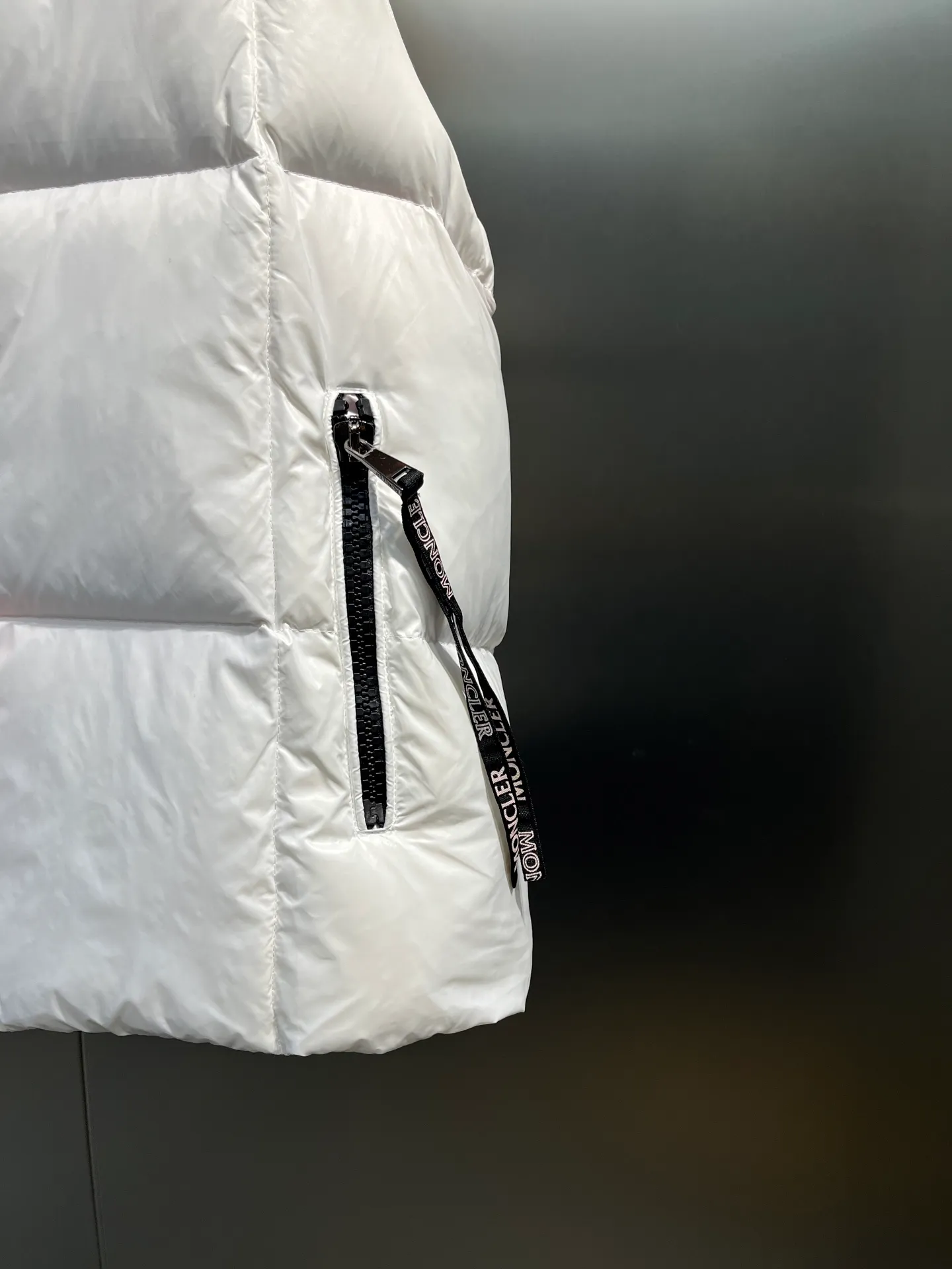P600 moncler🌟New contrasting color hooded women's version of down jacket Parana thickened goose down bread jacket, the most valued style. Another evergreen model, a big hit. New color this year, milky white, pink lining 👍🏻 90% goose down filling ensures the fluffiness and warmth of the down jacket. Custom zipper webbing, molded custom zipper. The contrasting color lining makes the whole outfit refreshing, and Yuhuang deserves it. A must-have style, out of stock, highly recommended.  size: 0123