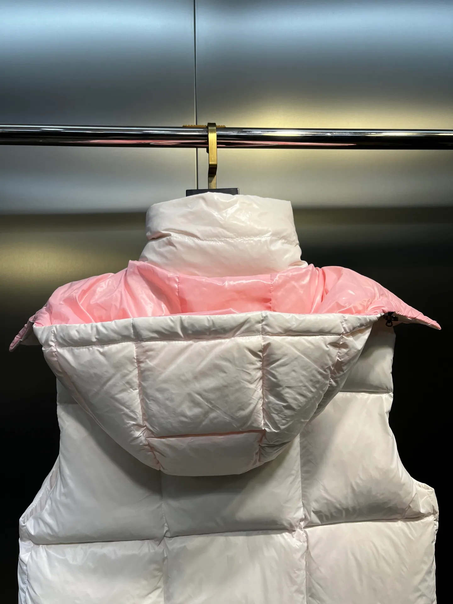 P600 moncler🌟New contrasting color hooded women's version of down jacket Parana thickened goose down bread jacket, the most valued style. Another evergreen model, a big hit. New color this year, milky white, pink lining 👍🏻 90% goose down filling ensures the fluffiness and warmth of the down jacket. Custom zipper webbing, molded custom zipper. The contrasting color lining makes the whole outfit refreshing, and Yuhuang deserves it. A must-have style, out of stock, highly recommended.  size: 0123