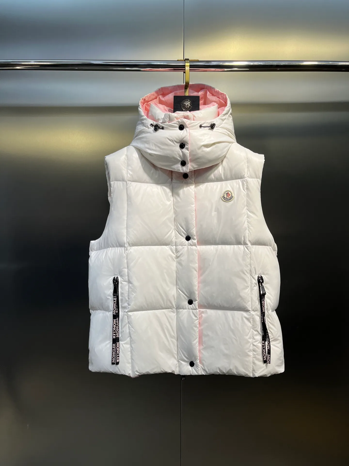 P600 moncler🌟New contrasting color hooded women's version of down jacket Parana thickened goose down bread jacket, the most valued style. Another evergreen model, a big hit. New color this year, milky white, pink lining 👍🏻 90% goose down filling ensures the fluffiness and warmth of the down jacket. Custom zipper webbing, molded custom zipper. The contrasting color lining makes the whole outfit refreshing, and Yuhuang deserves it. A must-have style, out of stock, highly recommended.  size: 0123