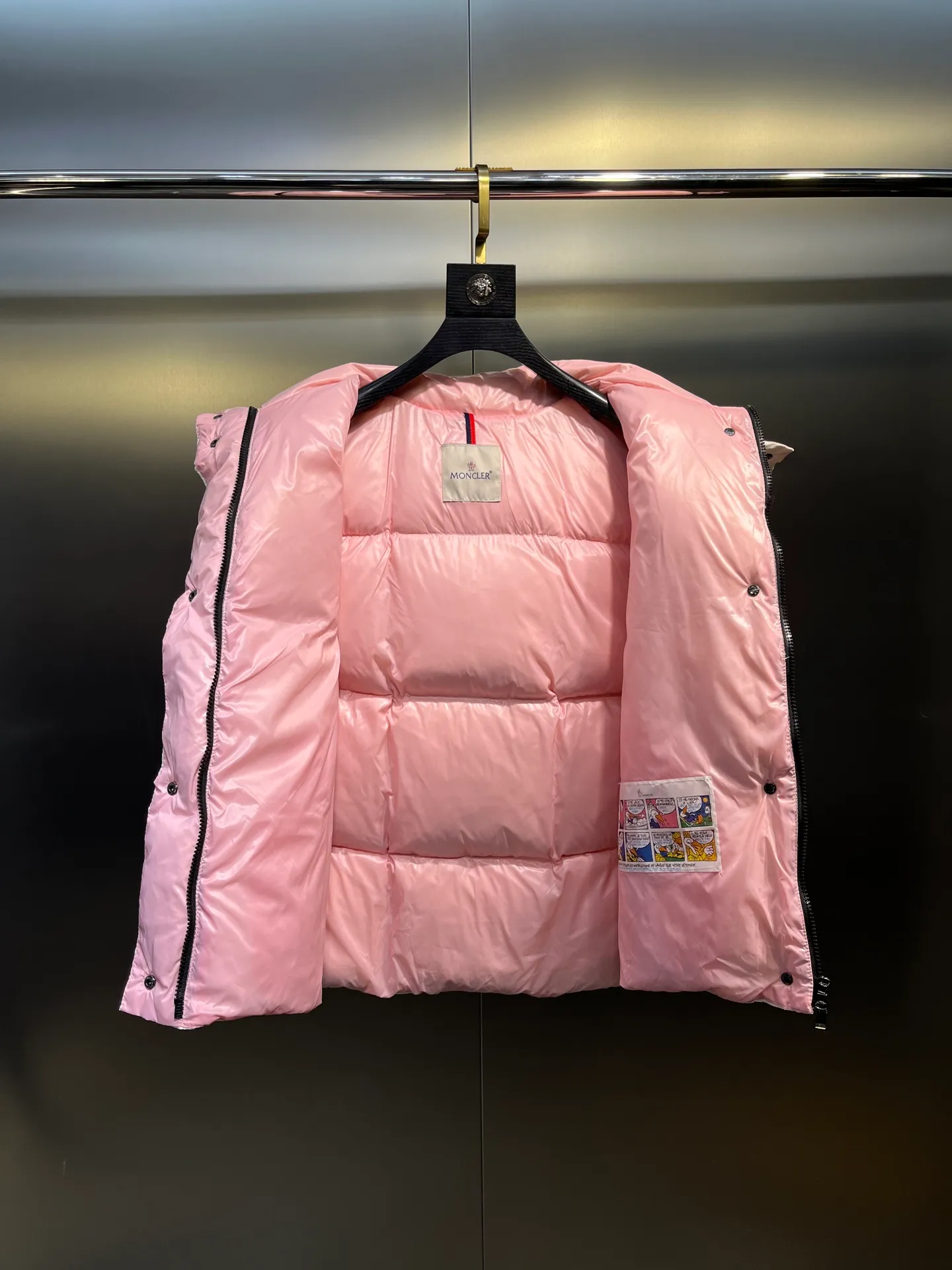 P600 moncler🌟New contrasting color hooded women's version of down jacket Parana thickened goose down bread jacket, the most valued style. Another evergreen model, a big hit. New color this year, milky white, pink lining 👍🏻 90% goose down filling ensures the fluffiness and warmth of the down jacket. Custom zipper webbing, molded custom zipper. The contrasting color lining makes the whole outfit refreshing, and Yuhuang deserves it. A must-have style, out of stock, highly recommended.  size: 0123
