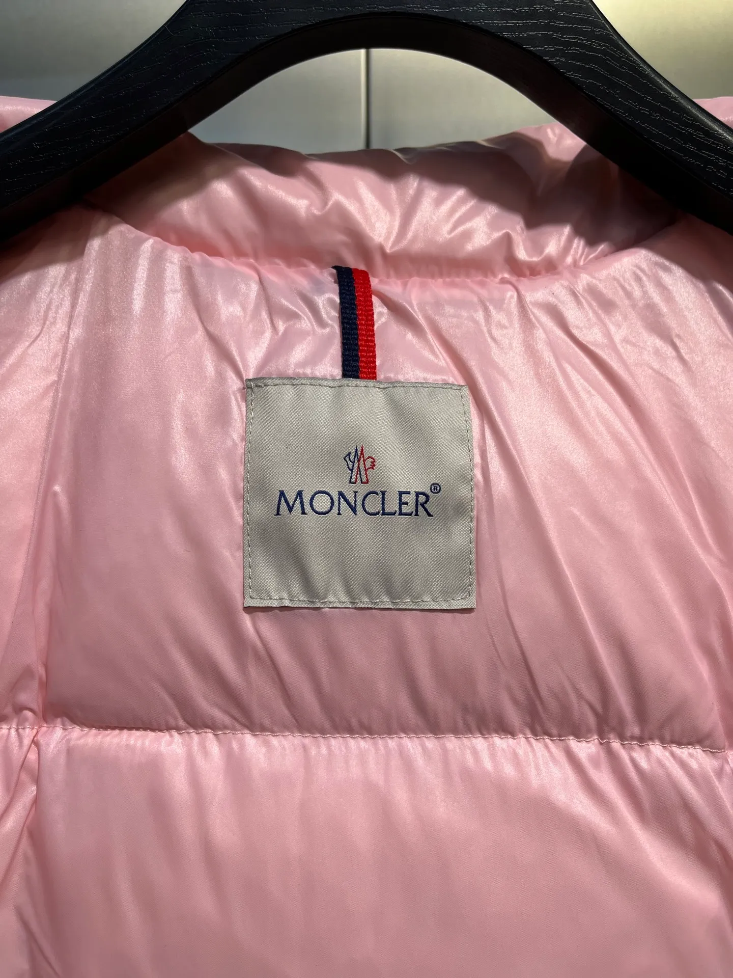 P600 moncler🌟New contrasting color hooded women's version of down jacket Parana thickened goose down bread jacket, the most valued style. Another evergreen model, a big hit. New color this year, milky white, pink lining 👍🏻 90% goose down filling ensures the fluffiness and warmth of the down jacket. Custom zipper webbing, molded custom zipper. The contrasting color lining makes the whole outfit refreshing, and Yuhuang deserves it. A must-have style, out of stock, highly recommended.  size: 0123