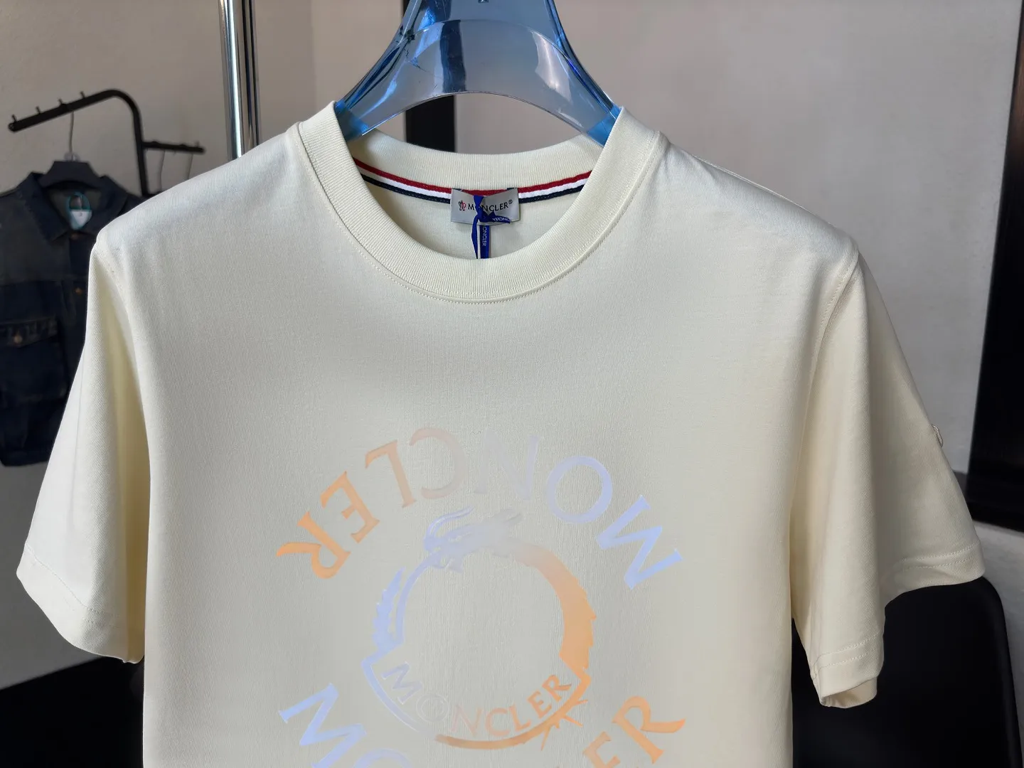 P140 Upgraded version "Mobile phone smart sensor ~ NFC chip armband ~ Direct access to the official website for anti-counterfeiting" "Moncler ~ Mouth Mouth" 2025 new high-quality round neck short-sleeved T-shirt. The cuffs have imported embroidered labels. Customized dyeing, very comfortable to touch. Super versatile and good-looking short-sleeved. Complete with three labels. Non-market ordinary version. Feel free to compare. Quality is absolutely guaranteed! ‼ First of all, this original fabric is all custom-woven with 32-count double yarn fabric, 250G, and the weight is the same‼ Fine workmanship, double waistcoat method, double waistcoat method, double waistcoat method makes the whole dress more three-dimensional, which is not a craft that ordinary T-shirts can achieve🤪 Size: S-M-L-XL-2XL Color: black, white, apricot, same style for men and women