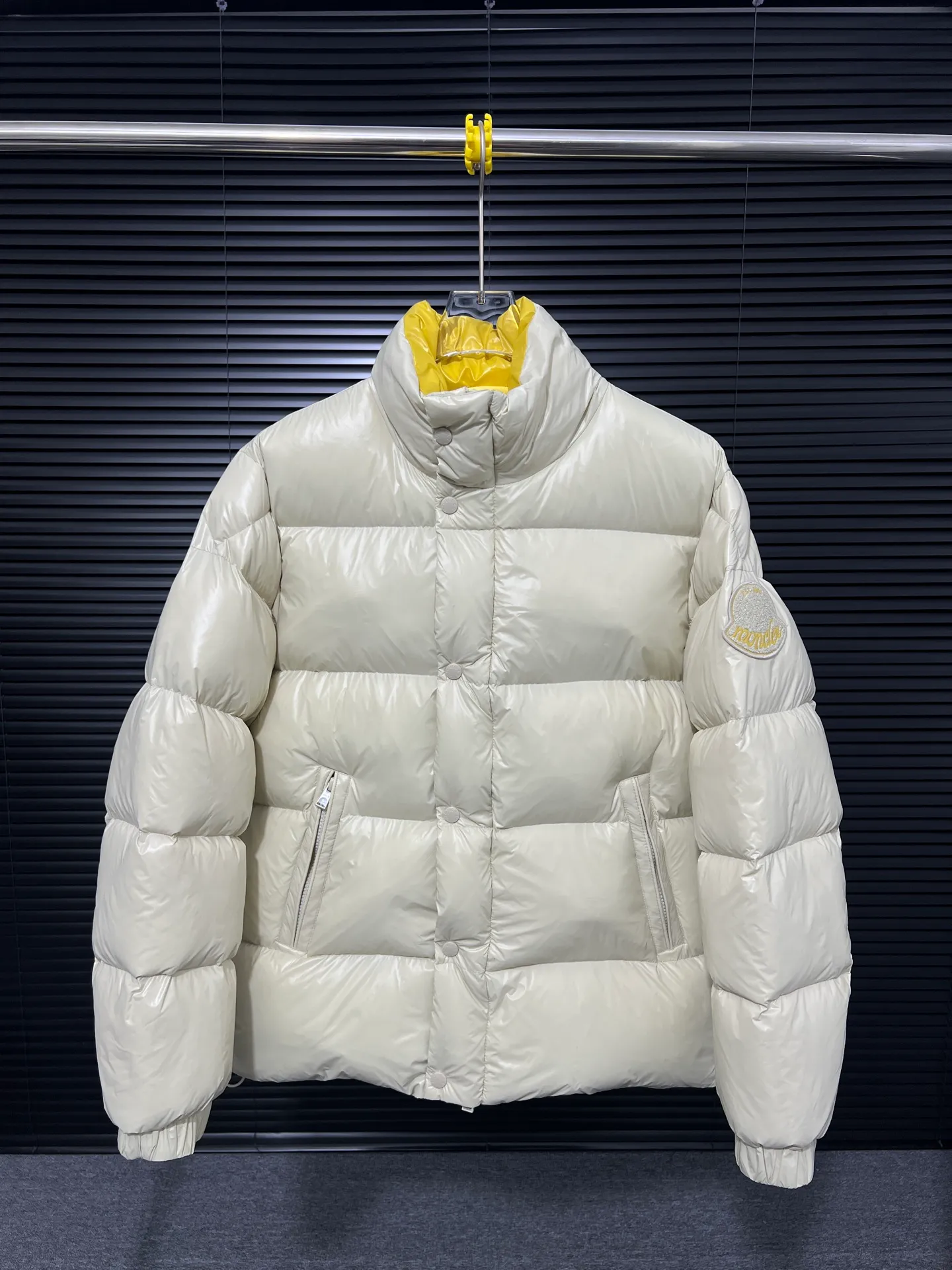 P860 Large Standard 1952 Unisex Moncler New Product Triti Unisex Down Jacket. The Triti down jacket is made of functional shiny nylon fabric, which is comfortable and warm without being heavy. Chenille logo patch highlights the essence of the brand. Style number: Dabiao 1952 Size: 12345 Color: black·white