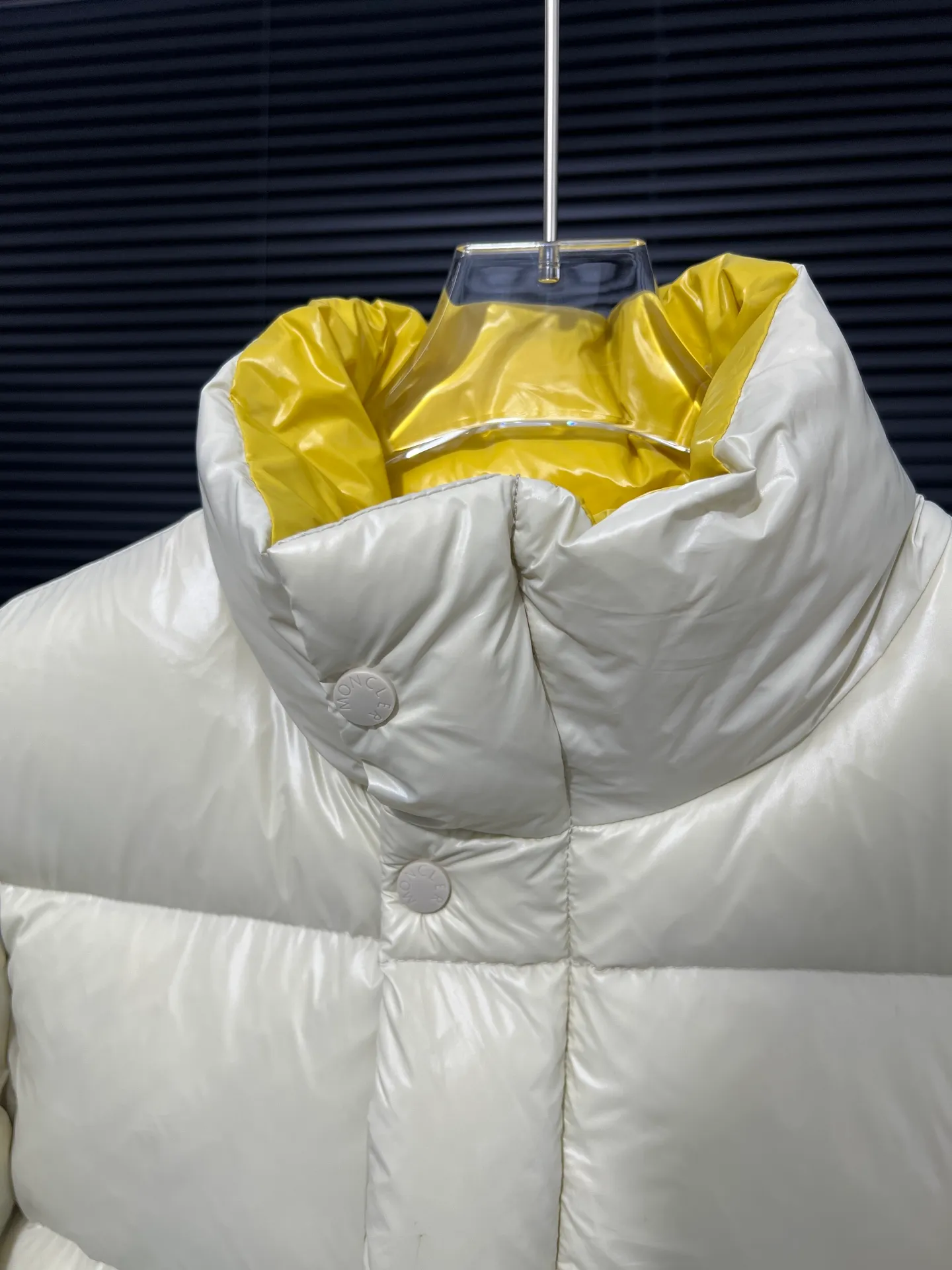 P860 Large Standard 1952 Unisex Moncler New Product Triti Unisex Down Jacket. The Triti down jacket is made of functional shiny nylon fabric, which is comfortable and warm without being heavy. Chenille logo patch highlights the essence of the brand. Style number: Dabiao 1952 Size: 12345 Color: black·white