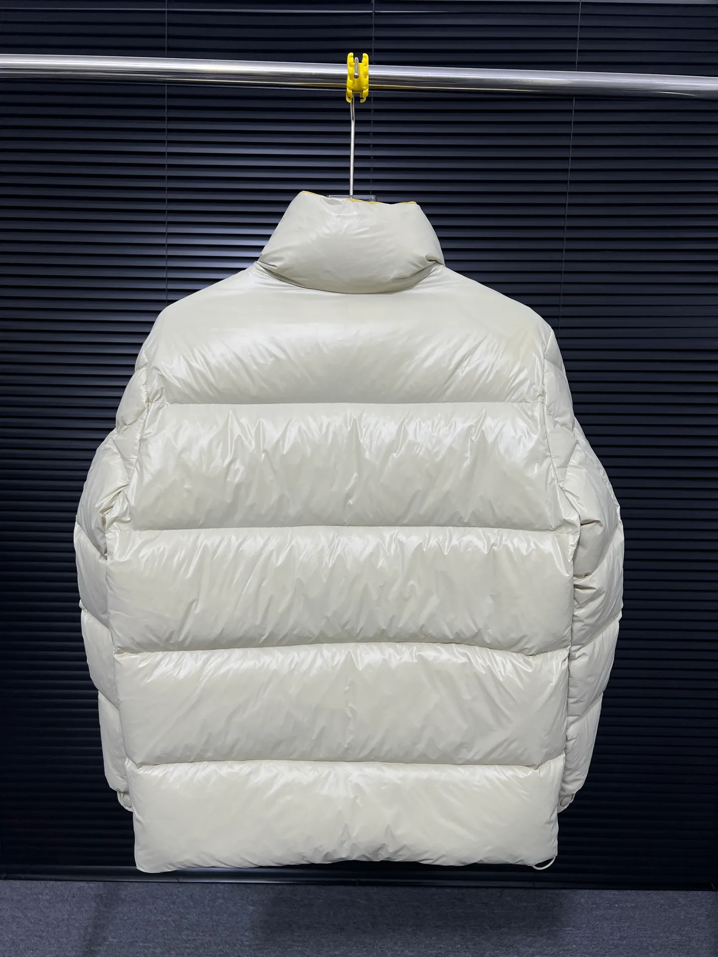 P860 Large Standard 1952 Unisex Moncler New Product Triti Unisex Down Jacket. The Triti down jacket is made of functional shiny nylon fabric, which is comfortable and warm without being heavy. Chenille logo patch highlights the essence of the brand. Style number: Dabiao 1952 Size: 12345 Color: black·white