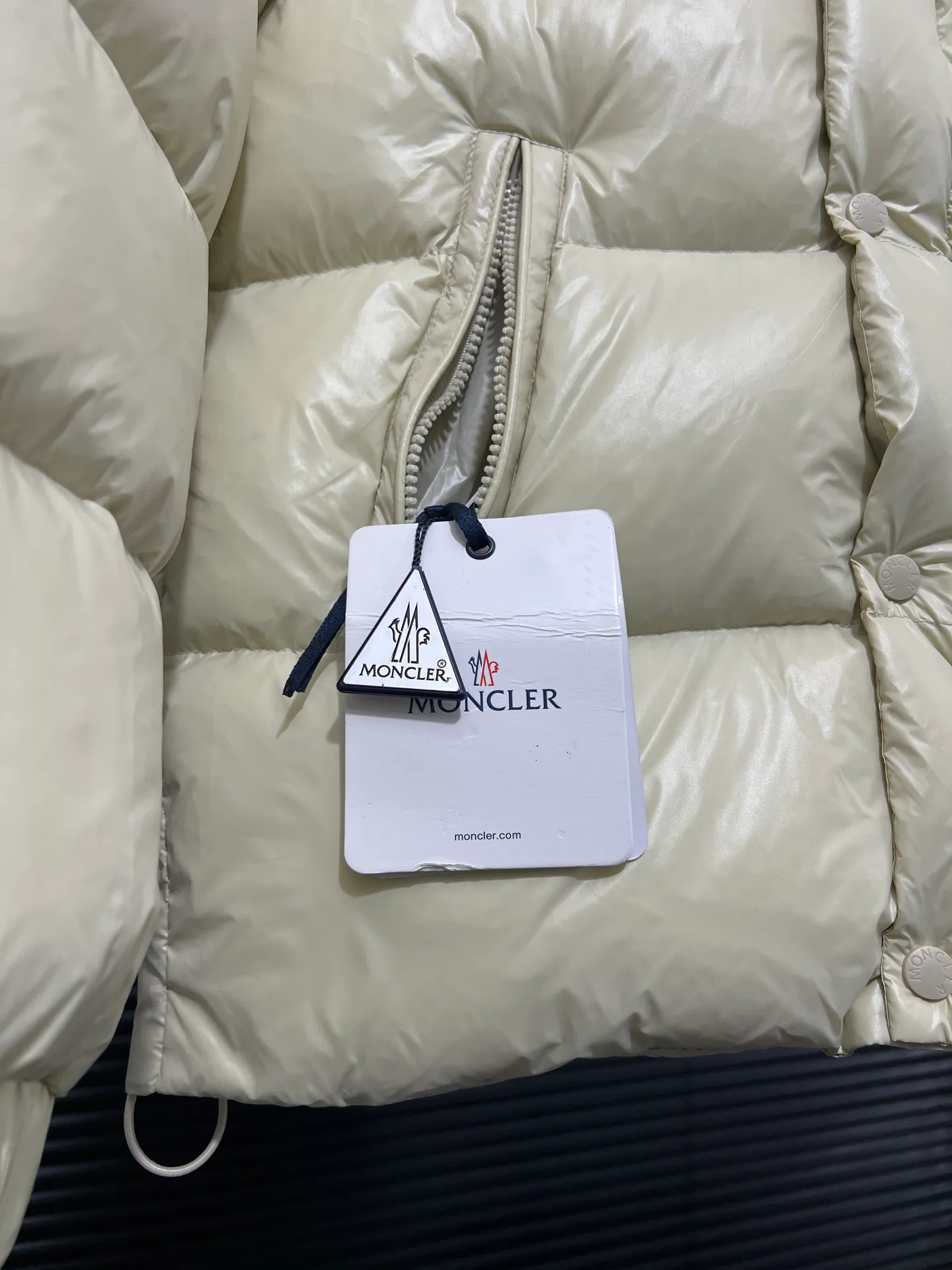 P860 Large Standard 1952 Unisex Moncler New Product Triti Unisex Down Jacket. The Triti down jacket is made of functional shiny nylon fabric, which is comfortable and warm without being heavy. Chenille logo patch highlights the essence of the brand. Style number: Dabiao 1952 Size: 12345 Color: black·white