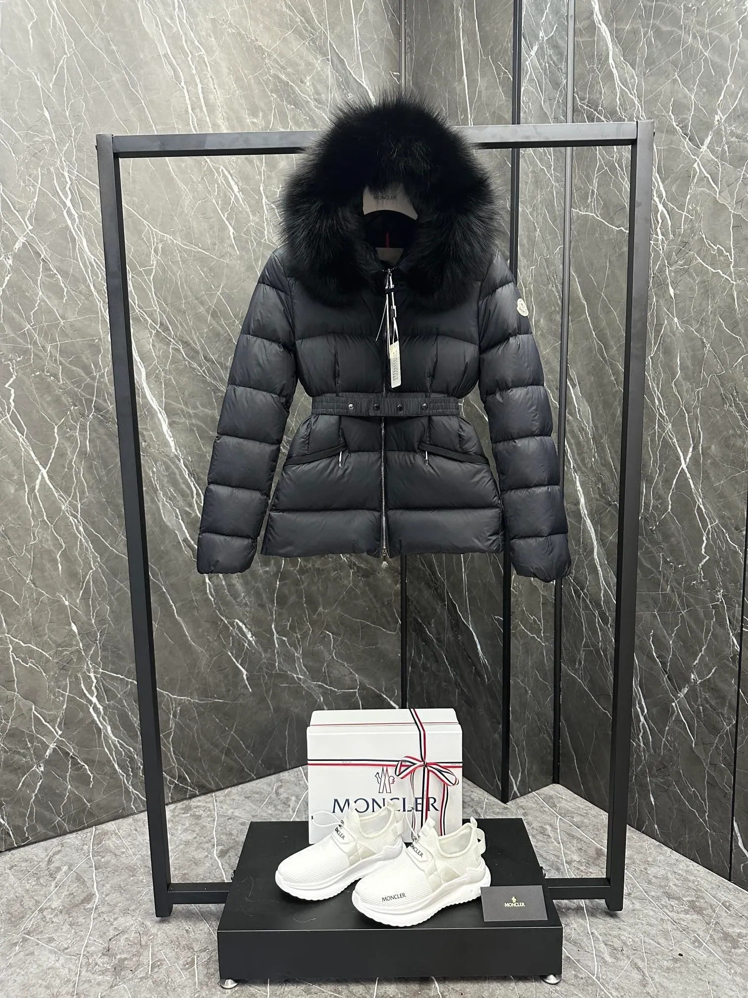 P1040 MONCLER Mouth Boed women's short style Boed women's down is made of longue saison fabric, embellished with fur trim, providing warmth and care. (!Fox fur collar imported from Finland, of course the fur collar needs to be larger to look good) Boed down has a soft silhouette design and is equipped with an exquisite belt to create a sophisticated and elegant winter look. Made of longue saison fabric with wool trim on the hood. Details · Made of longue saison fabric. Longue saison lining · Filled with down · Hood with removable fleece trim · Two-way zip closure · Elasticated waistband with patent snap buttons · Zippered lateral pockets with grosgrain piping · Adjustable elastic cuffs