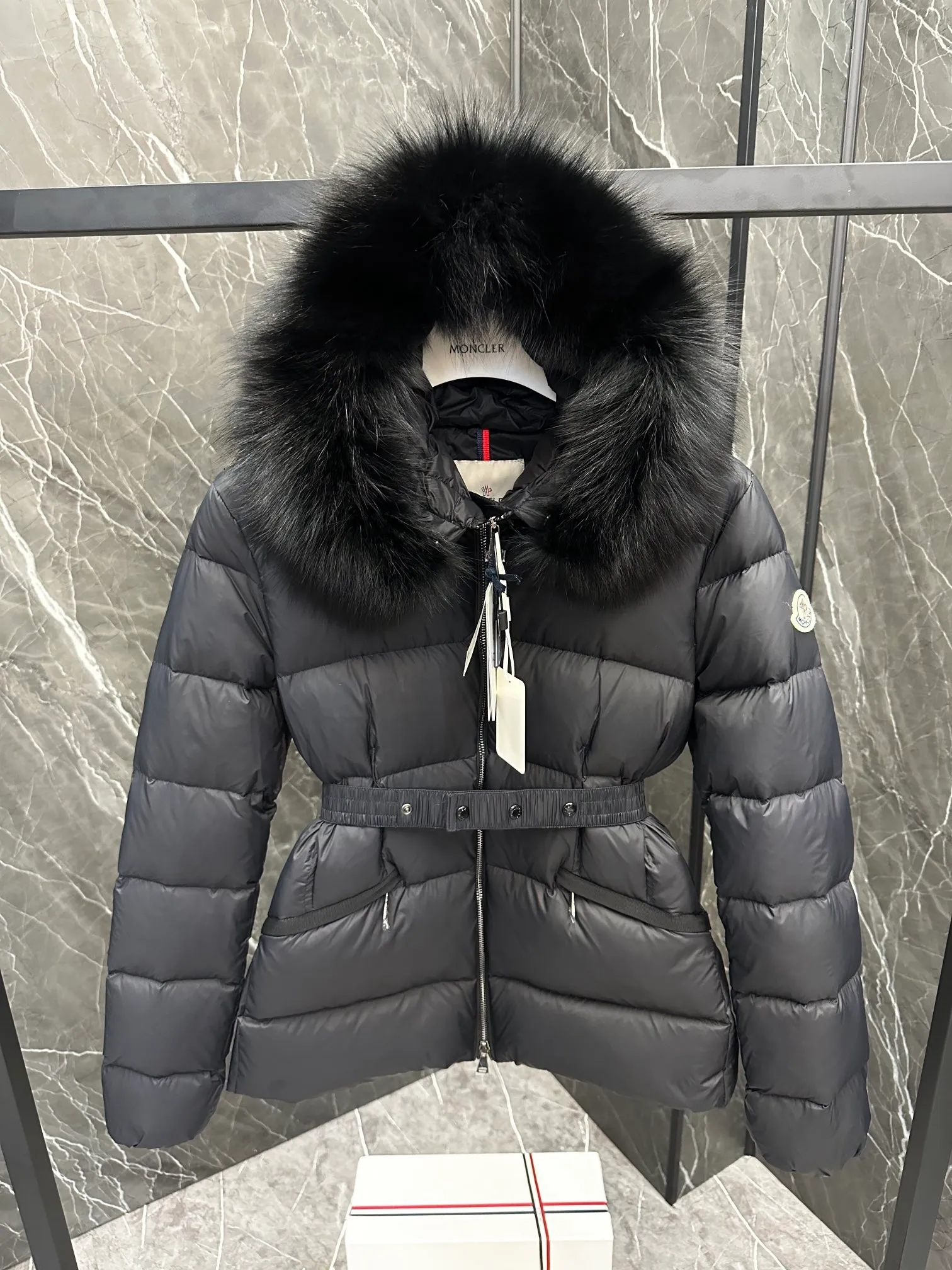P1040 MONCLER Mouth Boed women's short style Boed women's down is made of longue saison fabric, embellished with fur trim, providing warmth and care. (!Fox fur collar imported from Finland, of course the fur collar needs to be larger to look good) Boed down has a soft silhouette design and is equipped with an exquisite belt to create a sophisticated and elegant winter look. Made of longue saison fabric with wool trim on the hood. Details · Made of longue saison fabric. Longue saison lining · Filled with down · Hood with removable fleece trim · Two-way zip closure · Elasticated waistband with patent snap buttons · Zippered lateral pockets with grosgrain piping · Adjustable elastic cuffs