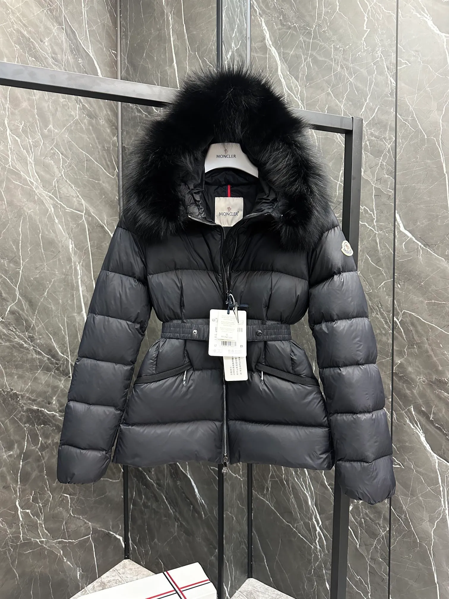 P1040 MONCLER Mouth Boed women's short style Boed women's down is made of longue saison fabric, embellished with fur trim, providing warmth and care. (!Fox fur collar imported from Finland, of course the fur collar needs to be larger to look good) Boed down has a soft silhouette design and is equipped with an exquisite belt to create a sophisticated and elegant winter look. Made of longue saison fabric with wool trim on the hood. Details · Made of longue saison fabric. Longue saison lining · Filled with down · Hood with removable fleece trim · Two-way zip closure · Elasticated waistband with patent snap buttons · Zippered lateral pockets with grosgrain piping · Adjustable elastic cuffs