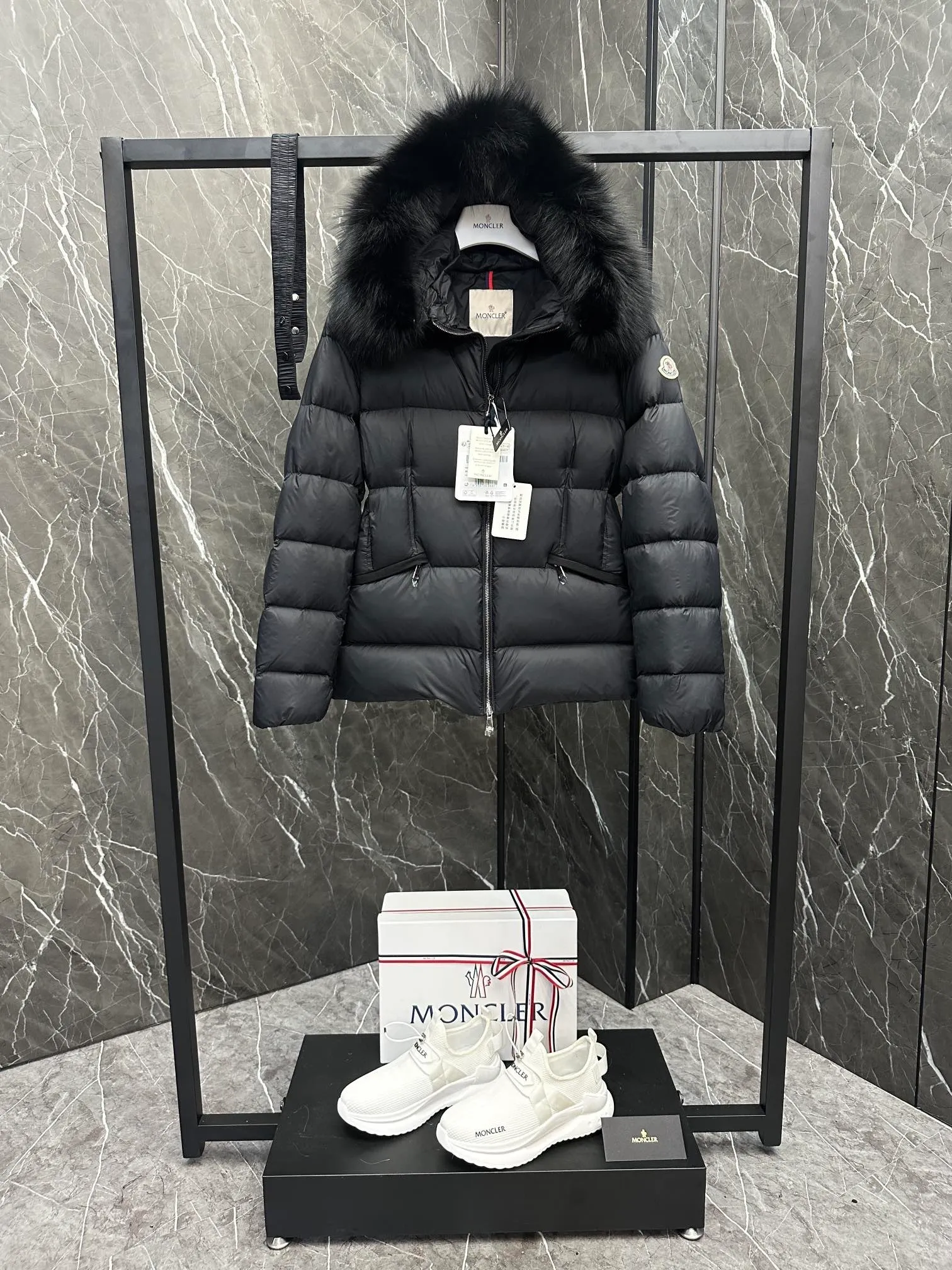 P1040 MONCLER Mouth Boed women's short style Boed women's down is made of longue saison fabric, embellished with fur trim, providing warmth and care. (!Fox fur collar imported from Finland, of course the fur collar needs to be larger to look good) Boed down has a soft silhouette design and is equipped with an exquisite belt to create a sophisticated and elegant winter look. Made of longue saison fabric with wool trim on the hood. Details · Made of longue saison fabric. Longue saison lining · Filled with down · Hood with removable fleece trim · Two-way zip closure · Elasticated waistband with patent snap buttons · Zippered lateral pockets with grosgrain piping · Adjustable elastic cuffs