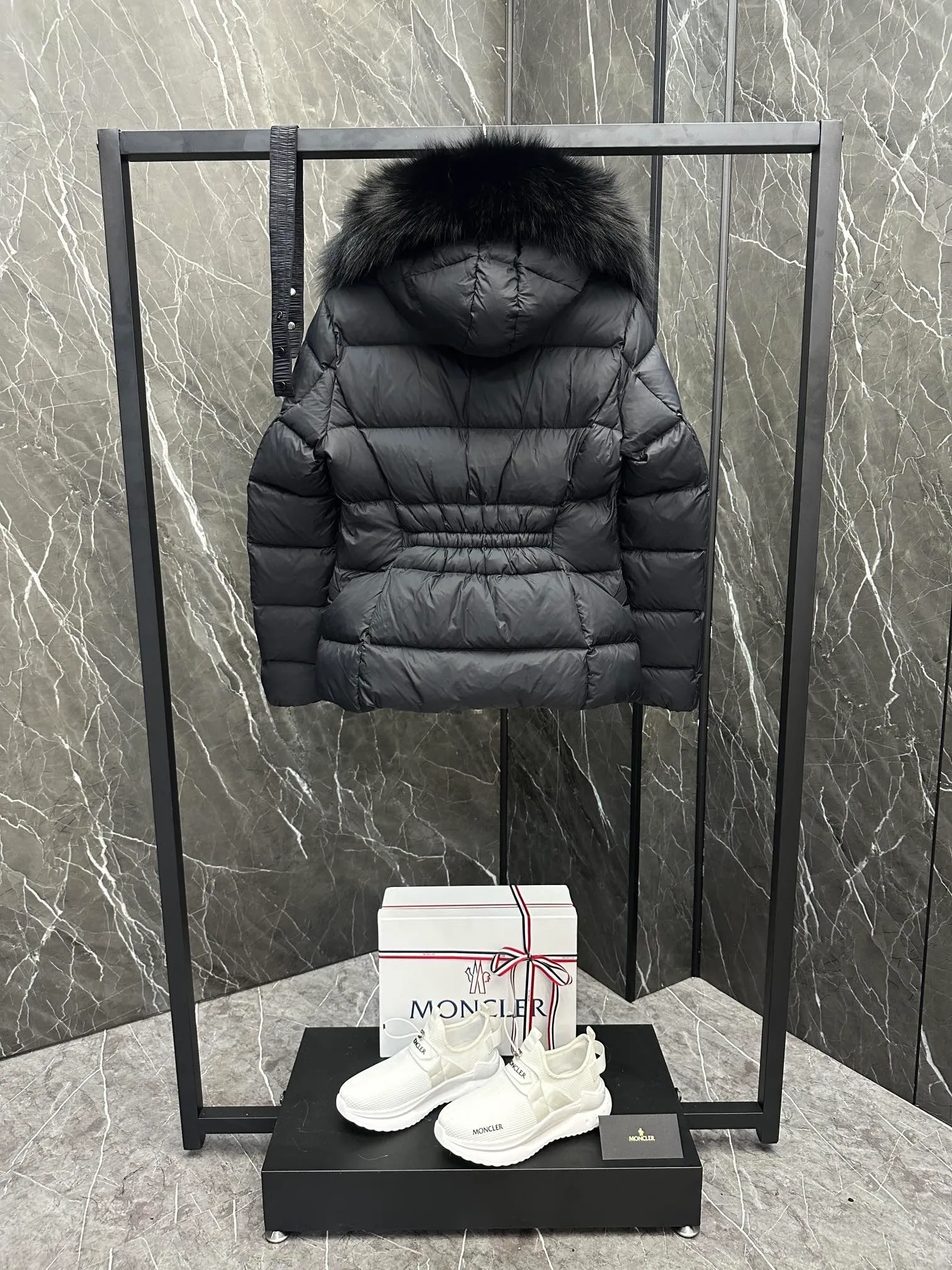 P1040 MONCLER Mouth Boed women's short style Boed women's down is made of longue saison fabric, embellished with fur trim, providing warmth and care. (!Fox fur collar imported from Finland, of course the fur collar needs to be larger to look good) Boed down has a soft silhouette design and is equipped with an exquisite belt to create a sophisticated and elegant winter look. Made of longue saison fabric with wool trim on the hood. Details · Made of longue saison fabric. Longue saison lining · Filled with down · Hood with removable fleece trim · Two-way zip closure · Elasticated waistband with patent snap buttons · Zippered lateral pockets with grosgrain piping · Adjustable elastic cuffs