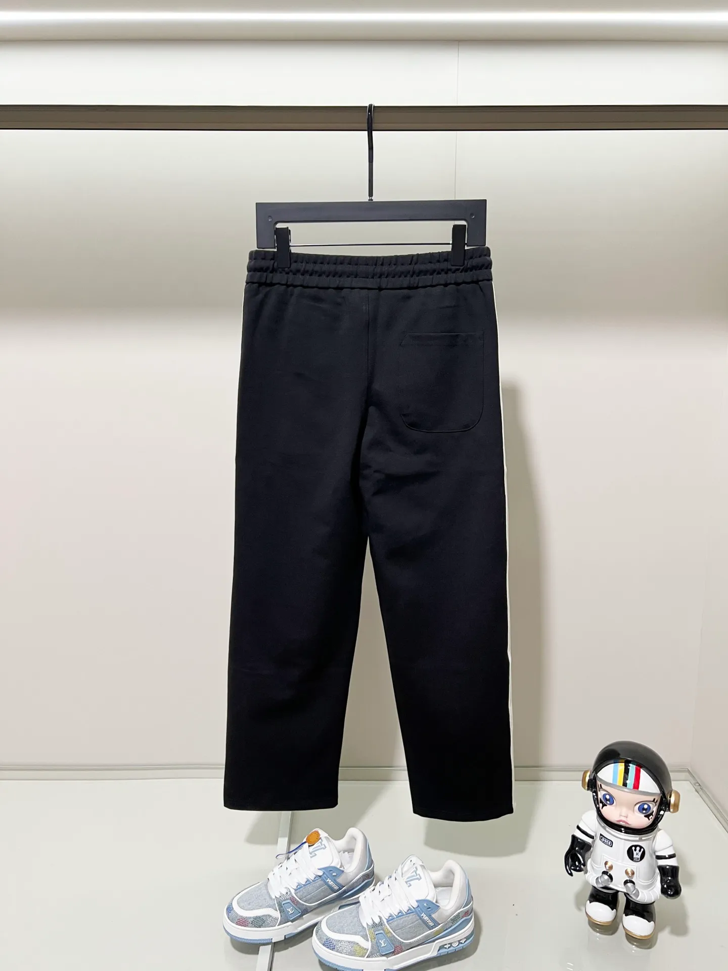 P230 MONCLER/muzzle Customized fabric suit casual sweatpants Simple side webbing splicing craftsmanship small chapter logo LOGO Official synchronization High version High quality Fashion personality Versatile trend Pure original quality Original fabric Hang tag Collar label Washed wheat Complete three standards Color: Black. Blue. Gray. Size: S-2XL