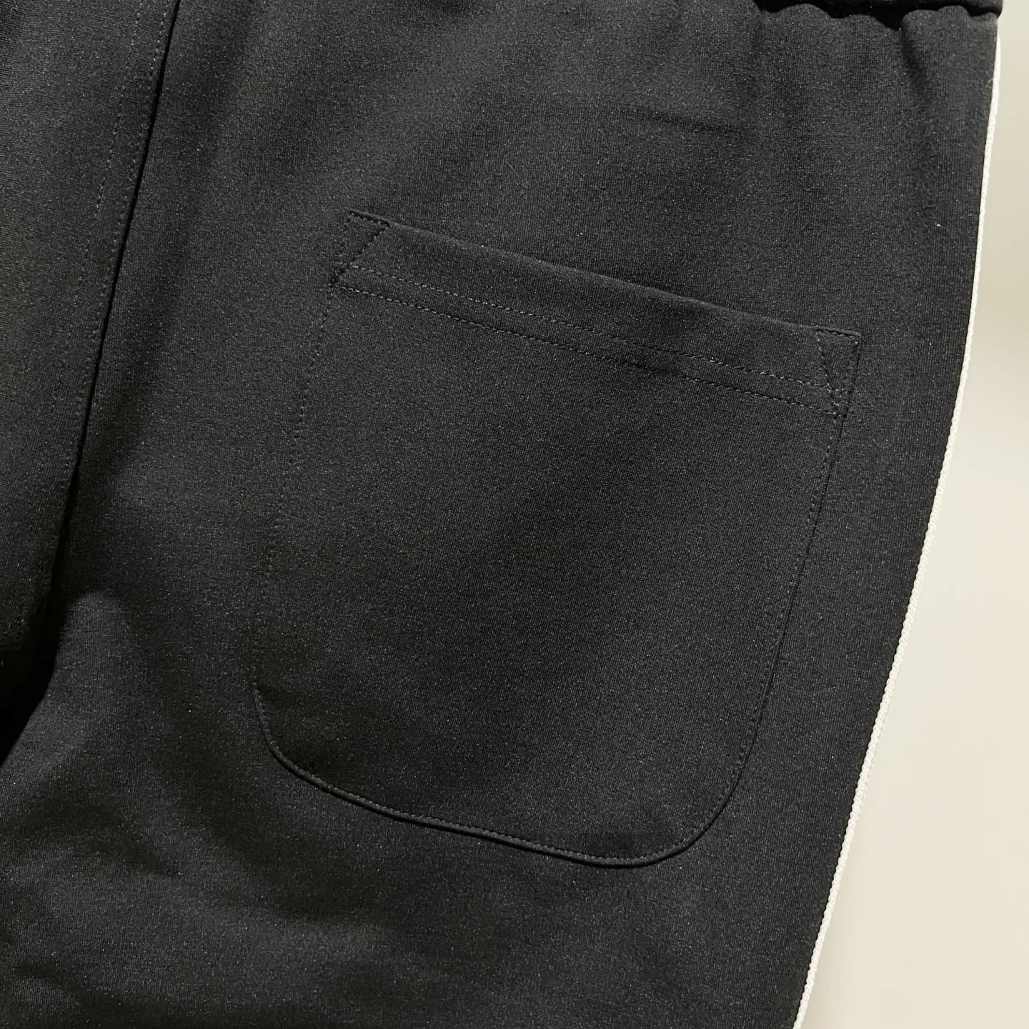 P230 MONCLER/muzzle Customized fabric suit casual sweatpants Simple side webbing splicing craftsmanship small chapter logo LOGO Official synchronization High version High quality Fashion personality Versatile trend Pure original quality Original fabric Hang tag Collar label Washed wheat Complete three standards Color: Black. Blue. Gray. Size: S-2XL