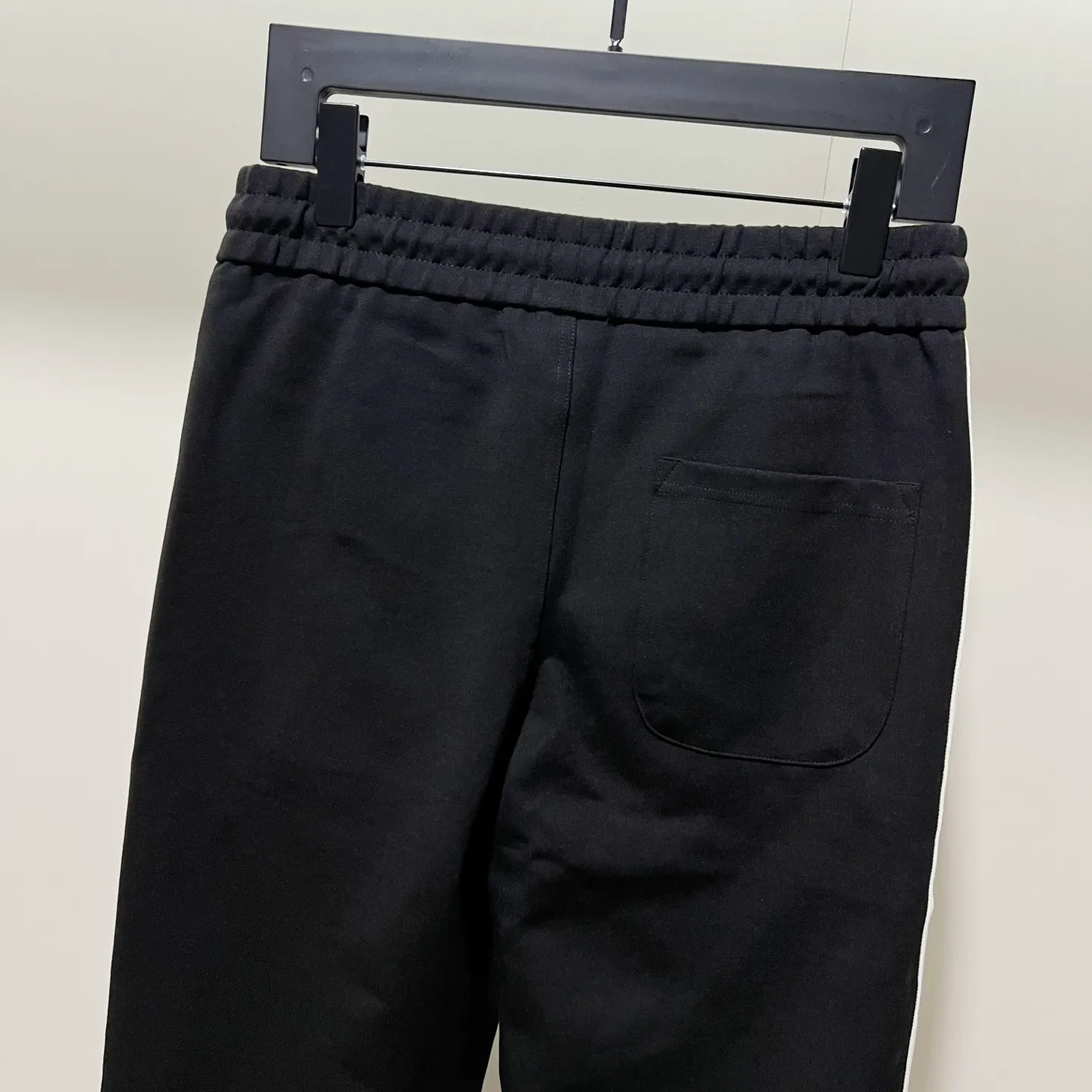 P230 MONCLER/muzzle Customized fabric suit casual sweatpants Simple side webbing splicing craftsmanship small chapter logo LOGO Official synchronization High version High quality Fashion personality Versatile trend Pure original quality Original fabric Hang tag Collar label Washed wheat Complete three standards Color: Black. Blue. Gray. Size: S-2XL