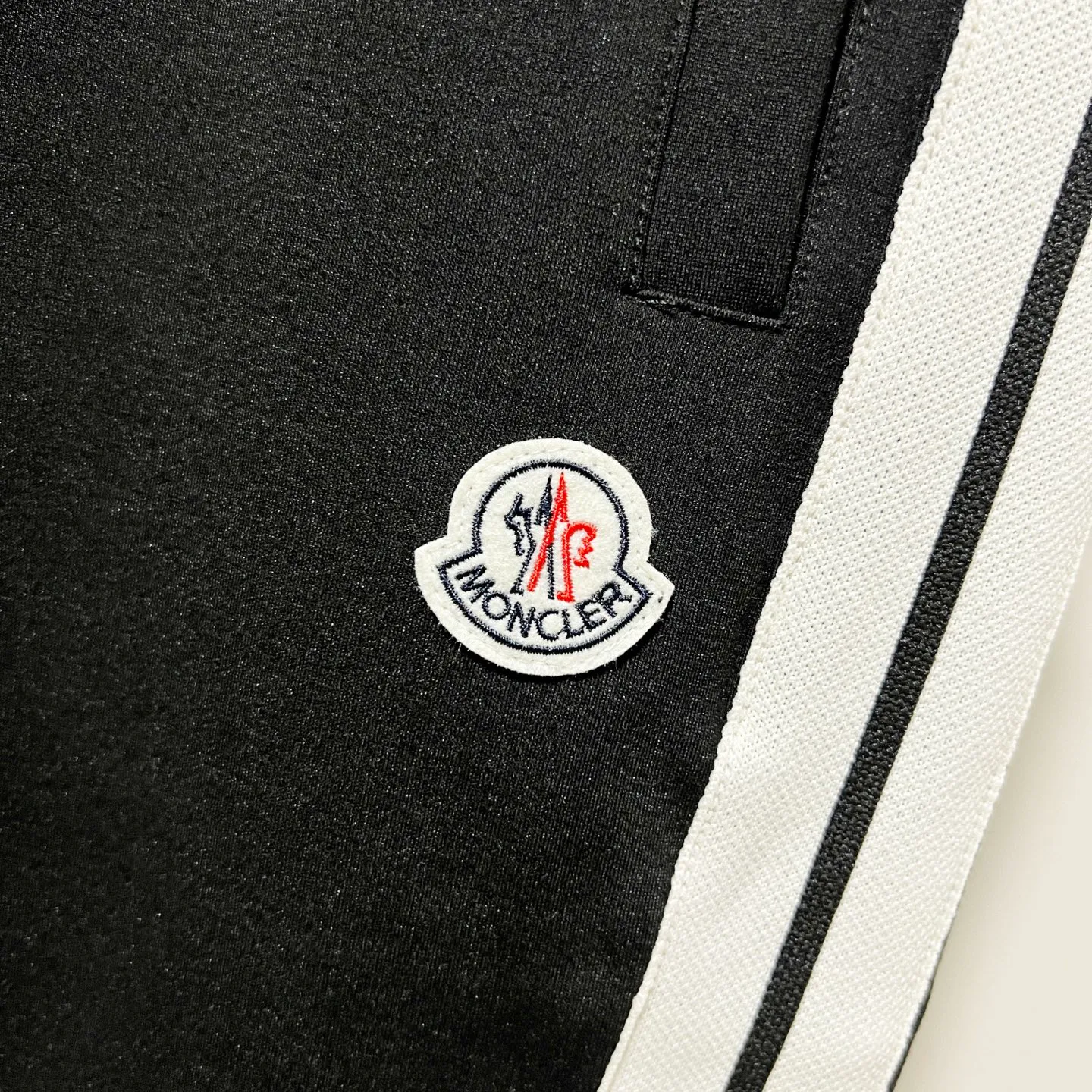 P230 MONCLER/muzzle Customized fabric suit casual sweatpants Simple side webbing splicing craftsmanship small chapter logo LOGO Official synchronization High version High quality Fashion personality Versatile trend Pure original quality Original fabric Hang tag Collar label Washed wheat Complete three standards Color: Black. Blue. Gray. Size: S-2XL