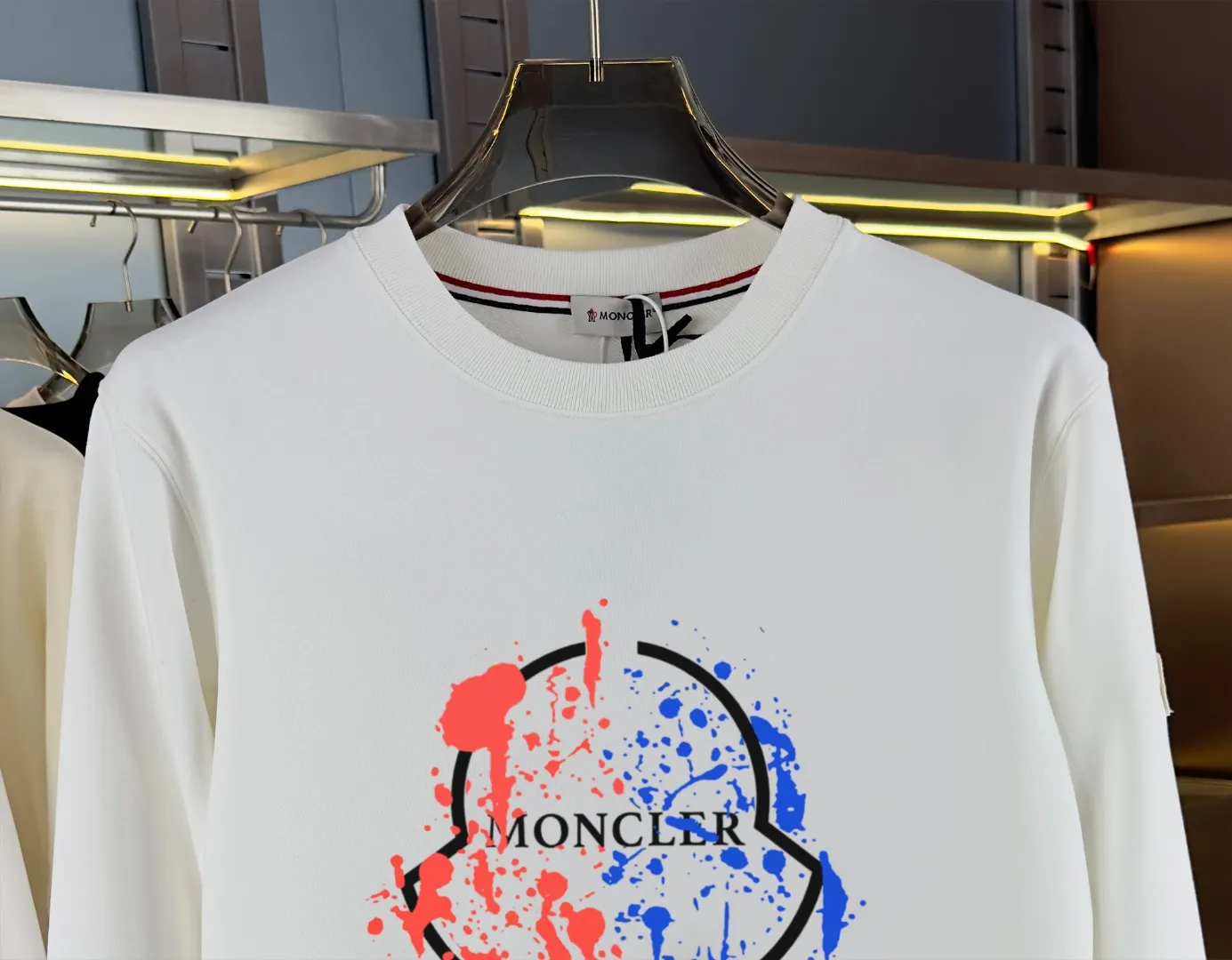 P210 high version sweatshirt) 📦With exclusive picture packaging📦 [Long-term ready stock] Upgraded version "Mobile phone smart sensor ~ NFC chip armband ~ Direct access to the official website anti-counterfeiting" 〖 𝐌𝐎𝐍𝐂𝐋𝐄𝐑 ~ Mouth covering〗 2025 new high quality, using 450g heavyweight fabric Different from the market currency, you can mix and match everything at will and you will be handsome😎The whole clothes is made of double waistcoats. The double waistcoats make the whole dress more three-dimensional. It is not an ordinary factory that can do such fine work. 2025 autumn and winter new style, on sale at the counter, exquisite printed round neck terry sweatshirt. High-end double-ply cotton. Customized stretch ribs are dyed in the same vat. Three standards are complete. It is matched with digital printing patterns and is very breathable. Same style for men and women. Color: black, white, apricot. Size: S M L XL 2XL
