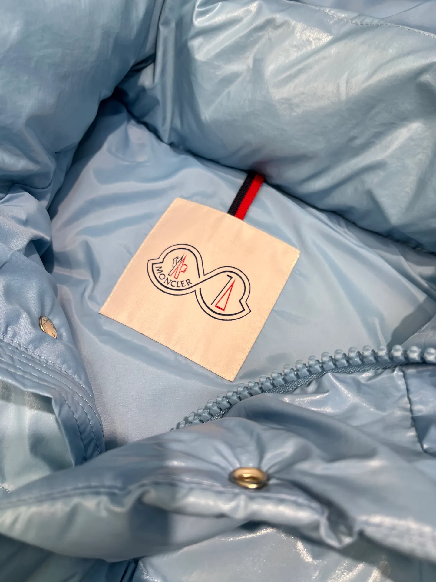P840 Moncler 70th Anniversary 🌟maya limited edition double label series, the highest version 95 white goose down, French M Archives collection, ultra-high-end Maya series, hooded warm down jacket for couples, winter jacket! The Maya down jacket, which has been anticipated for a year, is one of the most classic down jacket styles and is a collection from the Moner Archives! I won’t brag about the quality of this down jacket, because everyone claims to be the best, and everyone must receive a good one! Toray's glossy outer material is supplied by customers, with great fluffiness, no trace of stems, strong resilience, outstanding details, exquisite craftsmanship, and DIST environmentally friendly goose down filling! This year’s latest logo is full of warmth, which is enough for basically anywhere in the country! It can be worn as a ski suit, and it is so handsome. It is definitely the most influential winter high-street item when worn!  Size: 1-5 yards