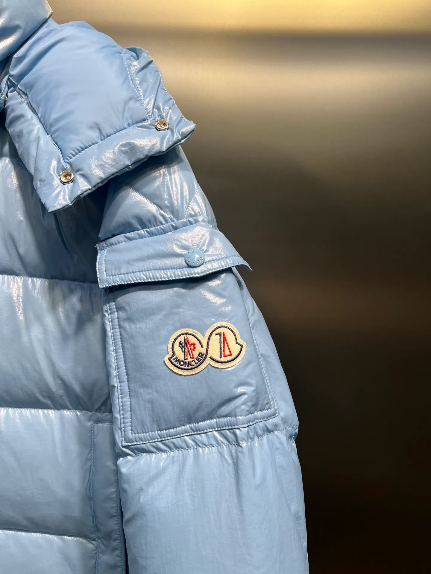 P840 Moncler 70th Anniversary 🌟maya limited edition double label series, the highest version 95 white goose down, French M Archives collection, ultra-high-end Maya series, hooded warm down jacket for couples, winter jacket! The Maya down jacket, which has been anticipated for a year, is one of the most classic down jacket styles and is a collection from the Moner Archives! I won’t brag about the quality of this down jacket, because everyone claims to be the best, and everyone must receive a good one! Toray's glossy outer material is supplied by customers, with great fluffiness, no trace of stems, strong resilience, outstanding details, exquisite craftsmanship, and DIST environmentally friendly goose down filling! This year’s latest logo is full of warmth, which is enough for basically anywhere in the country! It can be worn as a ski suit, and it is so handsome. It is definitely the most influential winter high-street item when worn!  Size: 1-5 yards