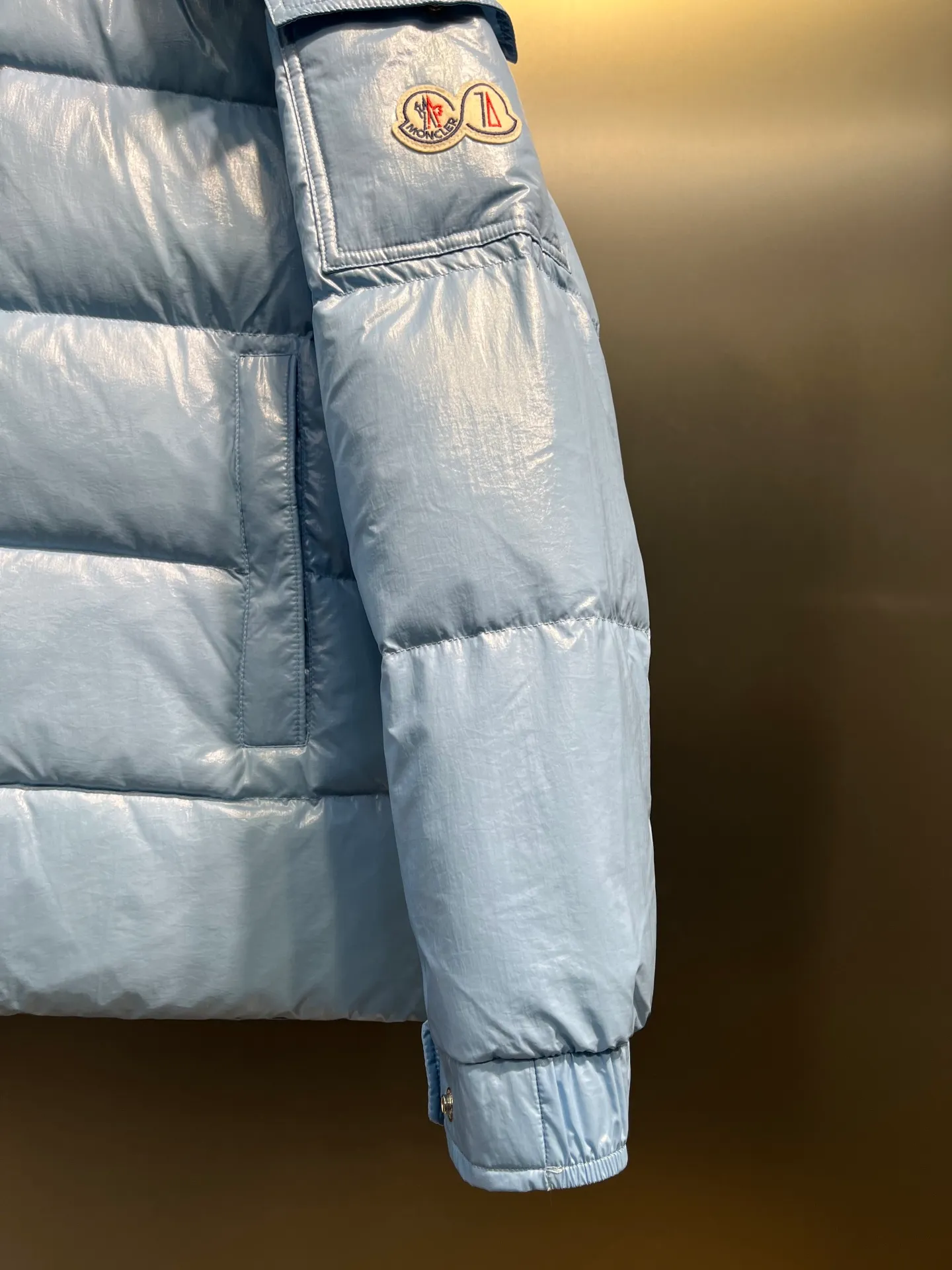 P840 Moncler 70th Anniversary 🌟maya limited edition double label series, the highest version 95 white goose down, French M Archives collection, ultra-high-end Maya series, hooded warm down jacket for couples, winter jacket! The Maya down jacket, which has been anticipated for a year, is one of the most classic down jacket styles and is a collection from the Moner Archives! I won’t brag about the quality of this down jacket, because everyone claims to be the best, and everyone must receive a good one! Toray's glossy outer material is supplied by customers, with great fluffiness, no trace of stems, strong resilience, outstanding details, exquisite craftsmanship, and DIST environmentally friendly goose down filling! This year’s latest logo is full of warmth, which is enough for basically anywhere in the country! It can be worn as a ski suit, and it is so handsome. It is definitely the most influential winter high-street item when worn!  Size: 1-5 yards