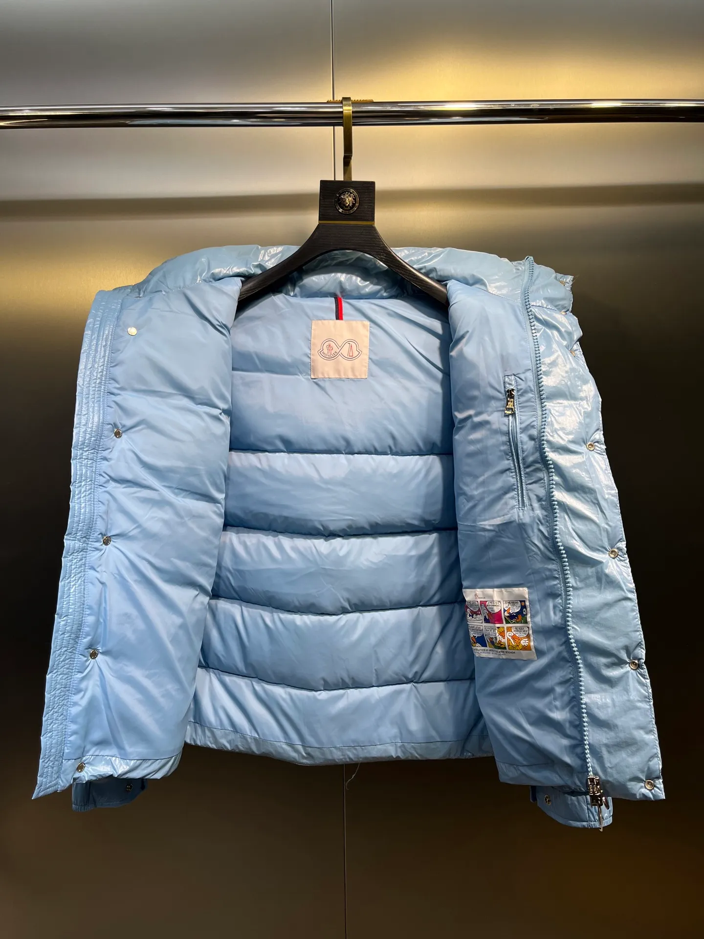 P840 Moncler 70th Anniversary 🌟maya limited edition double label series, the highest version 95 white goose down, French M Archives collection, ultra-high-end Maya series, hooded warm down jacket for couples, winter jacket! The Maya down jacket, which has been anticipated for a year, is one of the most classic down jacket styles and is a collection from the Moner Archives! I won’t brag about the quality of this down jacket, because everyone claims to be the best, and everyone must receive a good one! Toray's glossy outer material is supplied by customers, with great fluffiness, no trace of stems, strong resilience, outstanding details, exquisite craftsmanship, and DIST environmentally friendly goose down filling! This year’s latest logo is full of warmth, which is enough for basically anywhere in the country! It can be worn as a ski suit, and it is so handsome. It is definitely the most influential winter high-street item when worn!  Size: 1-5 yards