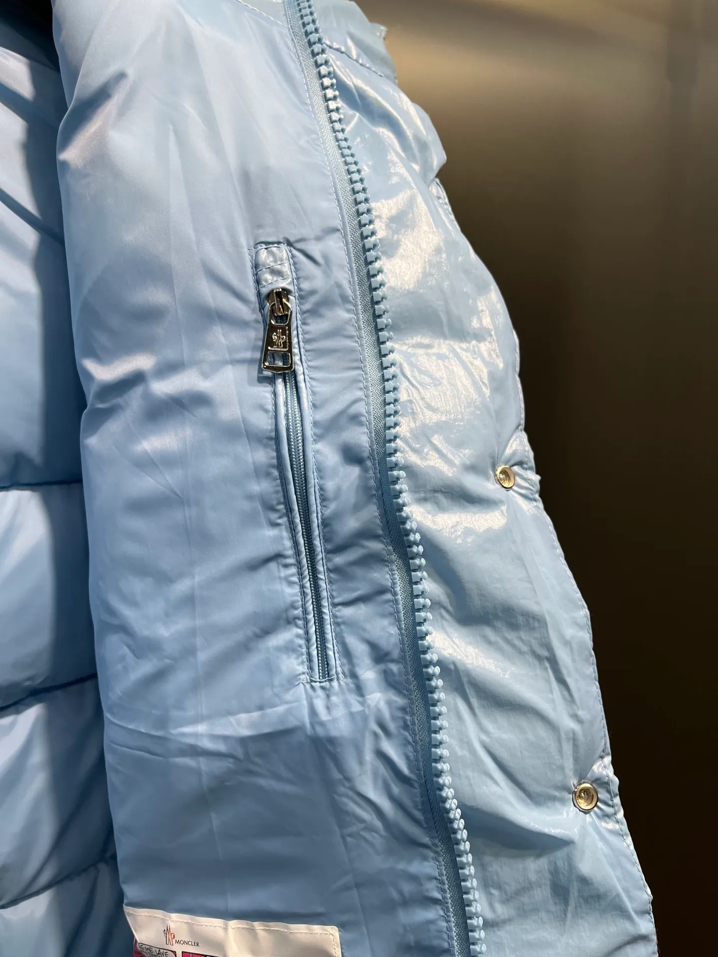 P840 Moncler 70th Anniversary 🌟maya limited edition double label series, the highest version 95 white goose down, French M Archives collection, ultra-high-end Maya series, hooded warm down jacket for couples, winter jacket! The Maya down jacket, which has been anticipated for a year, is one of the most classic down jacket styles and is a collection from the Moner Archives! I won’t brag about the quality of this down jacket, because everyone claims to be the best, and everyone must receive a good one! Toray's glossy outer material is supplied by customers, with great fluffiness, no trace of stems, strong resilience, outstanding details, exquisite craftsmanship, and DIST environmentally friendly goose down filling! This year’s latest logo is full of warmth, which is enough for basically anywhere in the country! It can be worn as a ski suit, and it is so handsome. It is definitely the most influential winter high-street item when worn!  Size: 1-5 yards