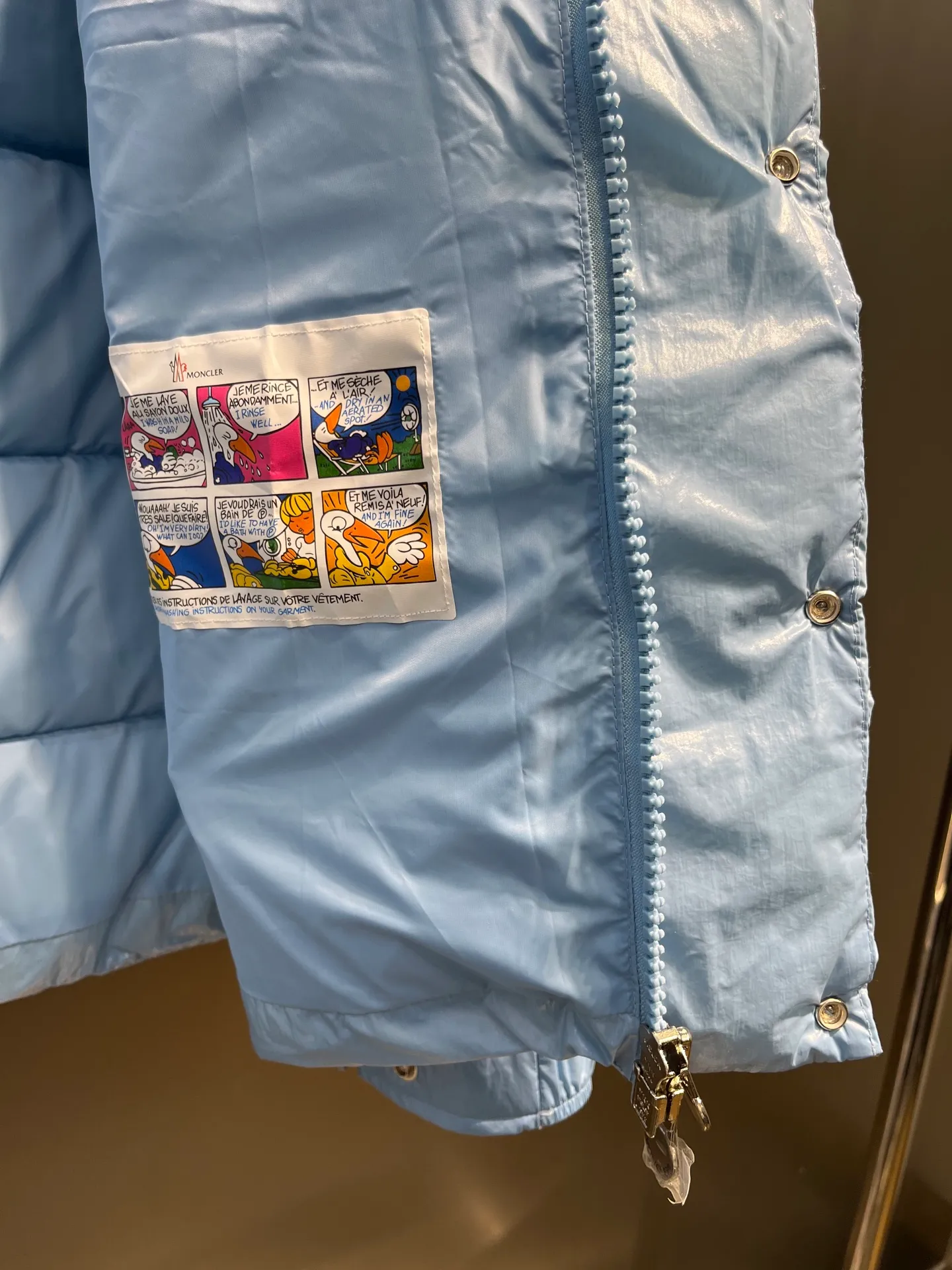 P840 Moncler 70th Anniversary 🌟maya limited edition double label series, the highest version 95 white goose down, French M Archives collection, ultra-high-end Maya series, hooded warm down jacket for couples, winter jacket! The Maya down jacket, which has been anticipated for a year, is one of the most classic down jacket styles and is a collection from the Moner Archives! I won’t brag about the quality of this down jacket, because everyone claims to be the best, and everyone must receive a good one! Toray's glossy outer material is supplied by customers, with great fluffiness, no trace of stems, strong resilience, outstanding details, exquisite craftsmanship, and DIST environmentally friendly goose down filling! This year’s latest logo is full of warmth, which is enough for basically anywhere in the country! It can be worn as a ski suit, and it is so handsome. It is definitely the most influential winter high-street item when worn!  Size: 1-5 yards